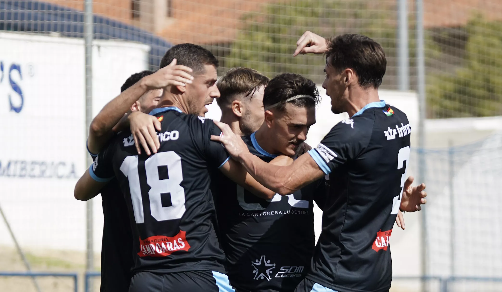 Los jugadores del Ciudad de Lucena celebran el primer gol. Foto: Antonio Dávila