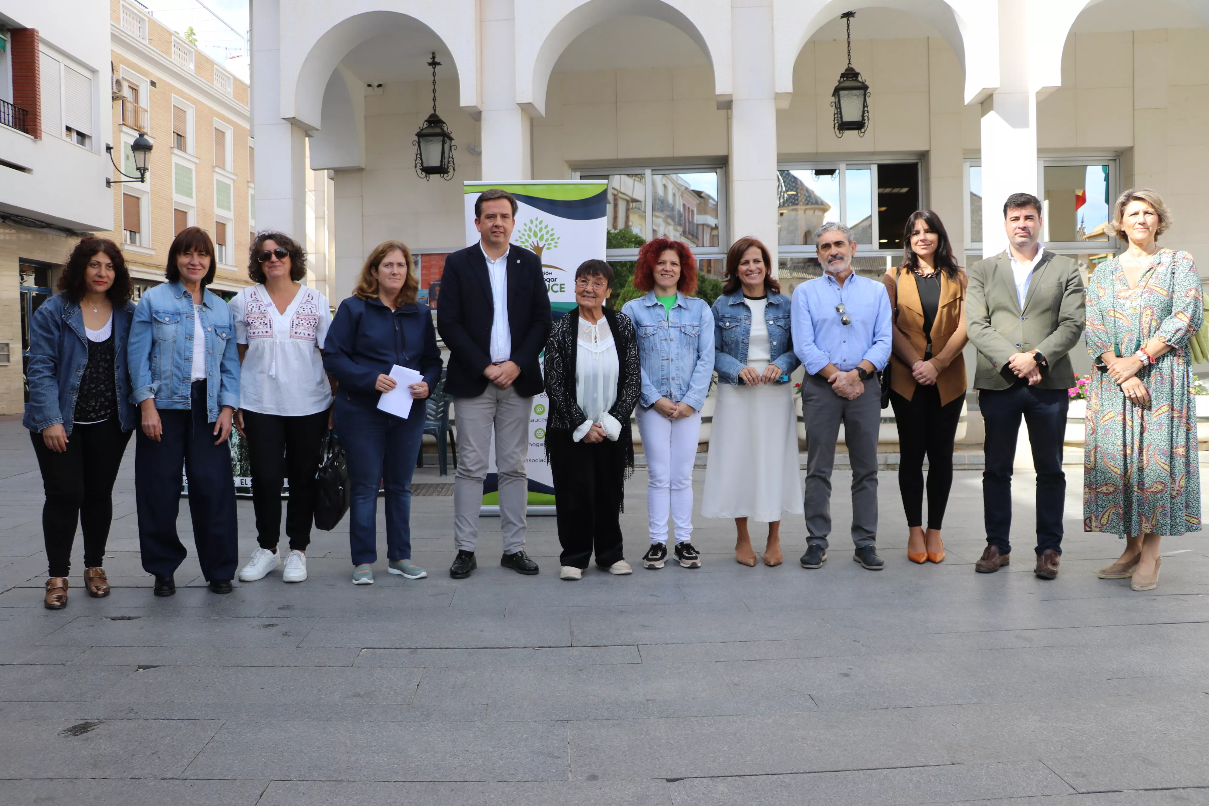 Componentes de la Casa Hogar el Sauce y miembros de la corporación tras la lectura del manifiesto del Día Mundial de la Salud Mental en la Plaza Nueva