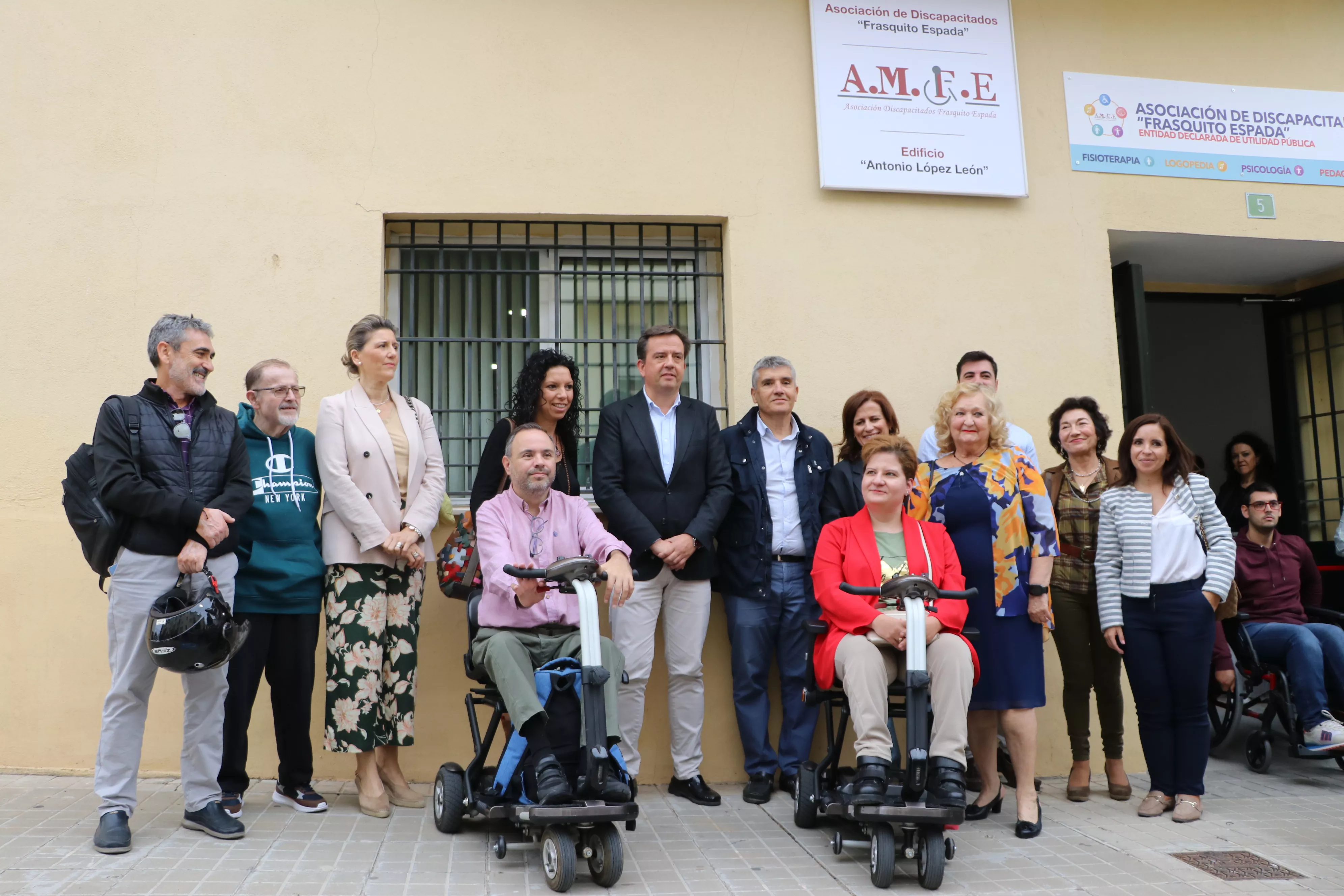 Inauguración del centro de servicios de AMFE en la calle Sevilla