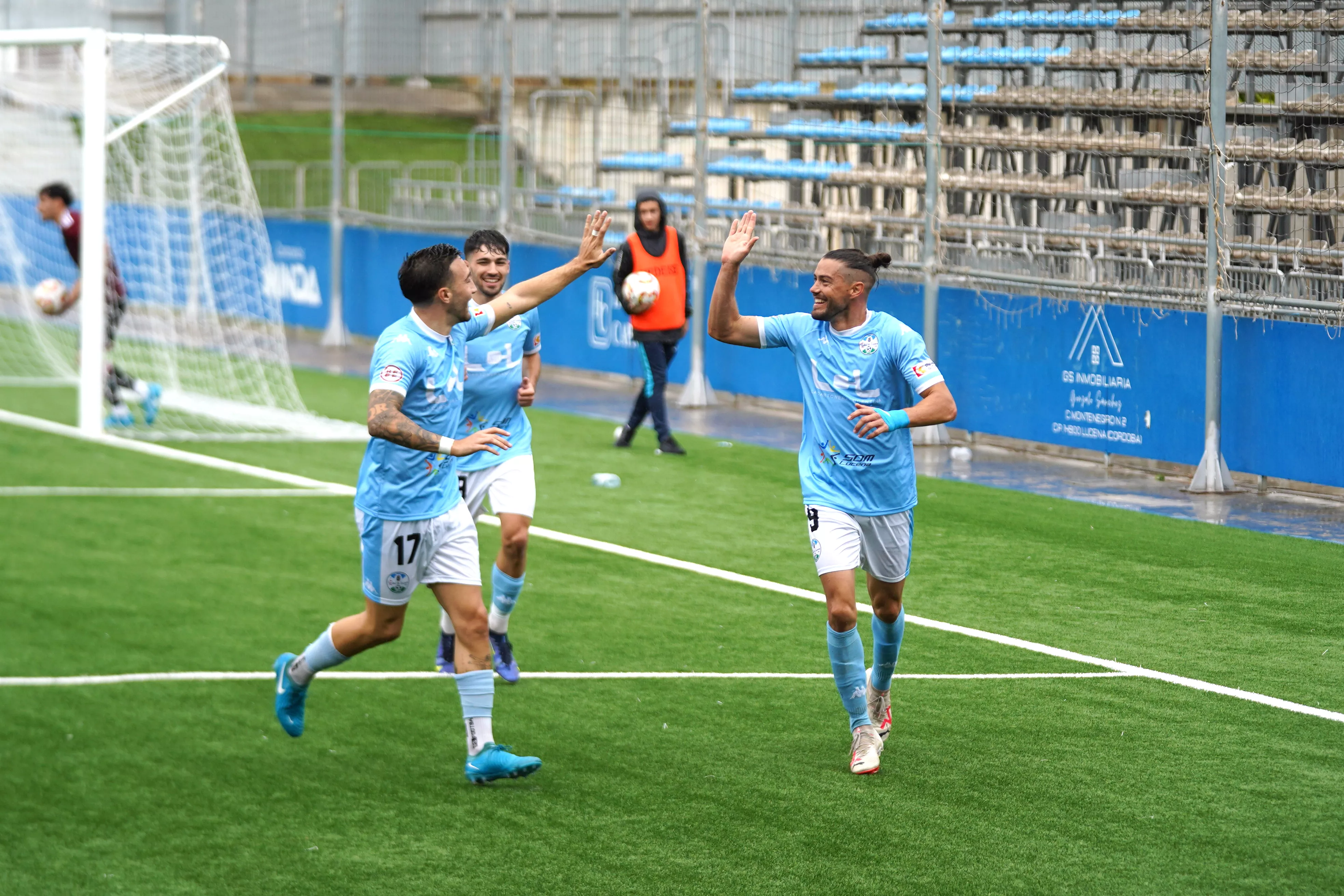 Los jugadores celebran bajo la lluvia el gol conseguido por David Agudo. Foto: Antonio Dávila