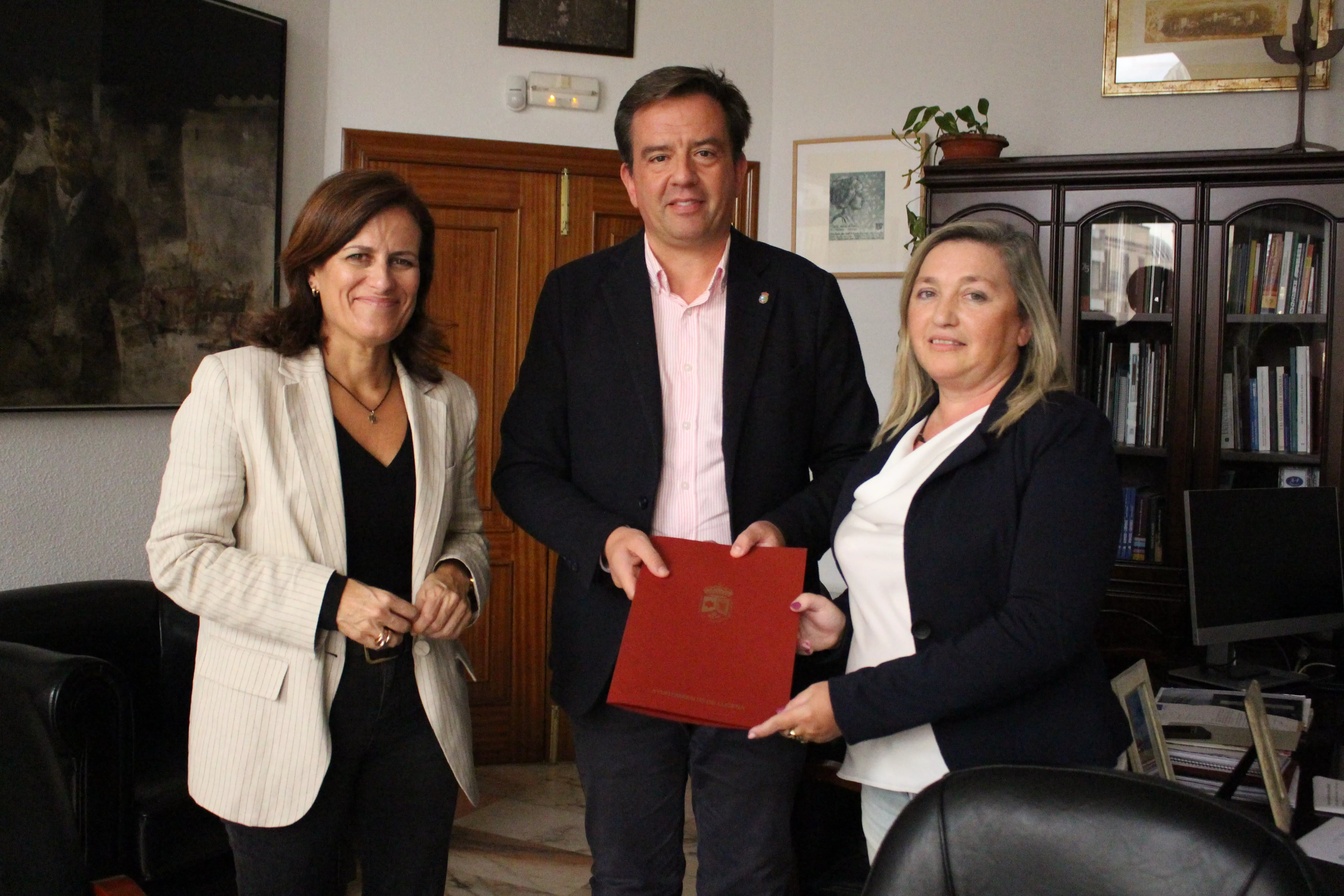 Firma del convenio de comunicación entre el Ayuntamiento de Lucena y SURCO