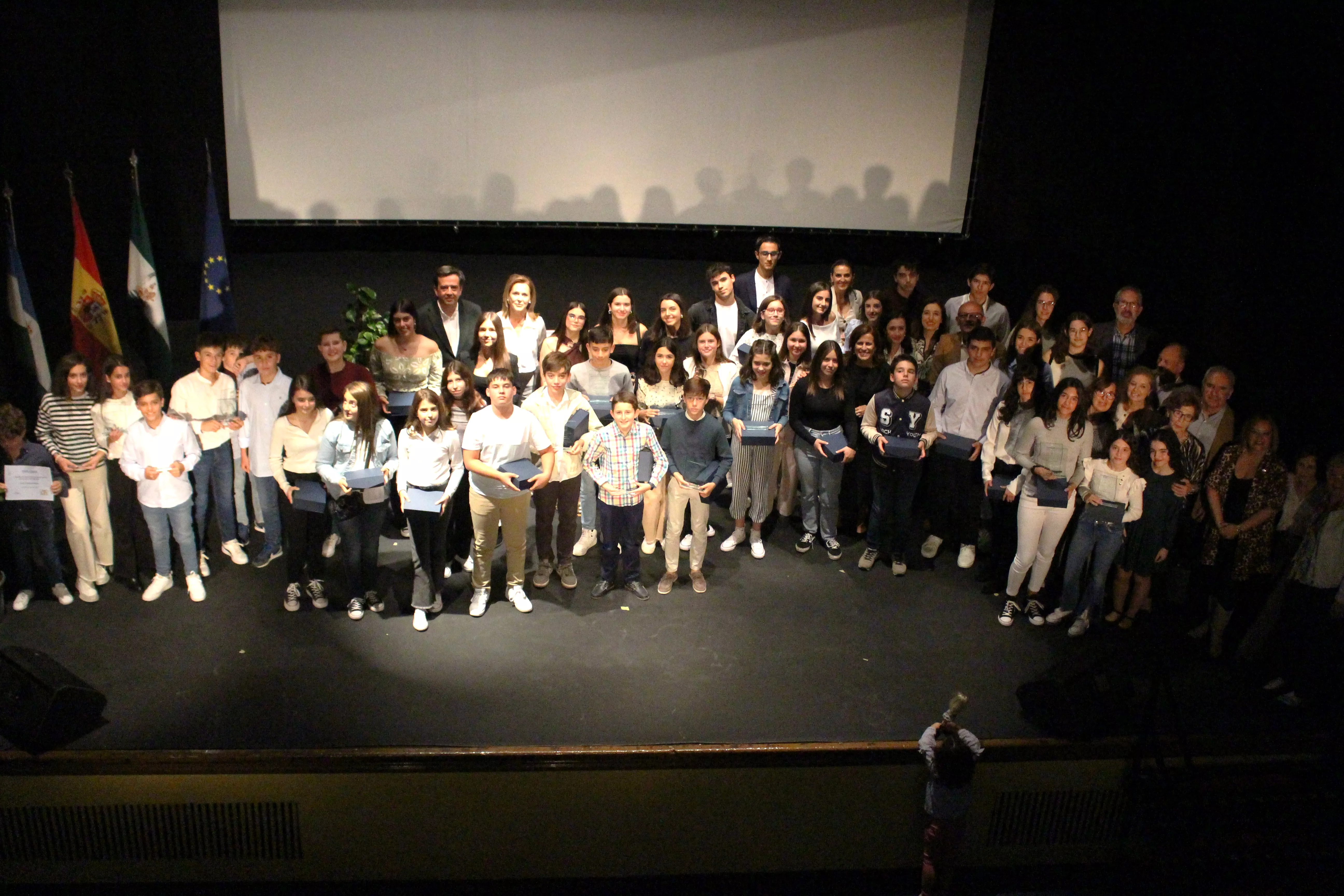 Foto "de familia" con autoridades, alumnado y profesionales de la comunidad educativa homenajeados en este acto