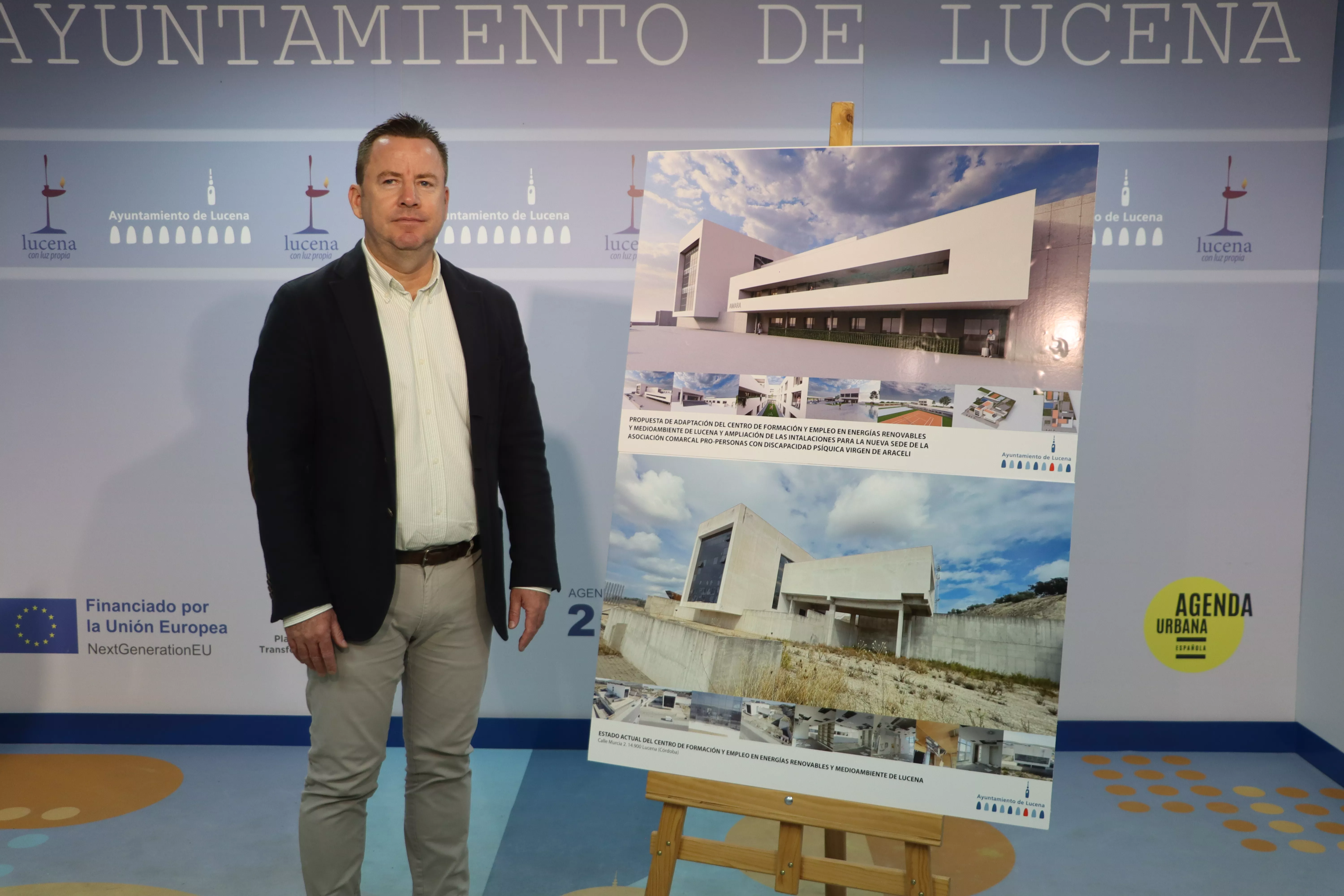 Francis Aguilar junto a un panel en el que se muestra la situación actual del inmueble y la infografía del centro que pretende construir AMARA