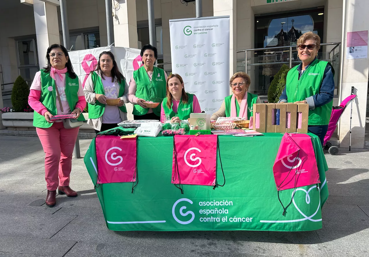 Mesa informativa de la Junta Local de la AECC en la Plaza Nueva