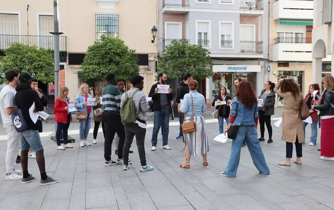 Un momento de la "performance" de LucenaAcoge en la Plaza Nueva con motivo del Día Internacional para la Erradicación de la Pobreza