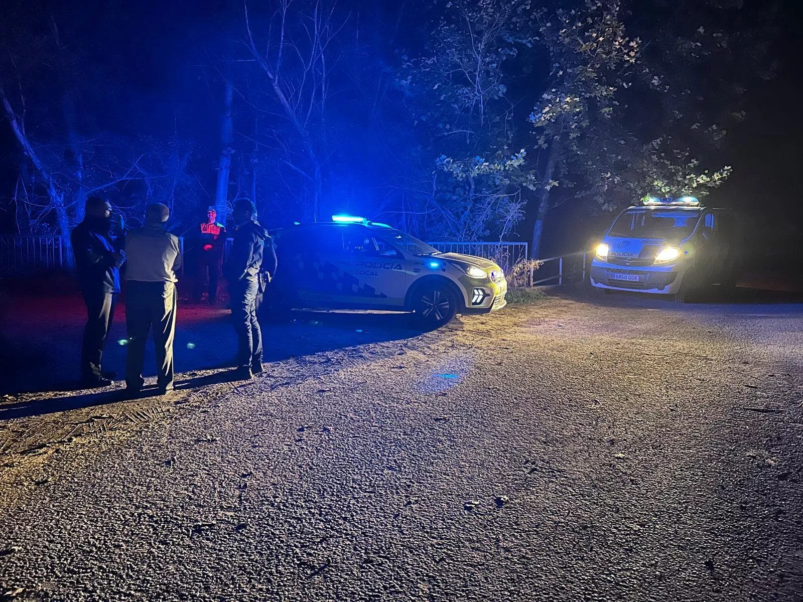 Policía Local en el perímetro de seguridad establecido en torno a la zona donde ha aparecido el cadáver