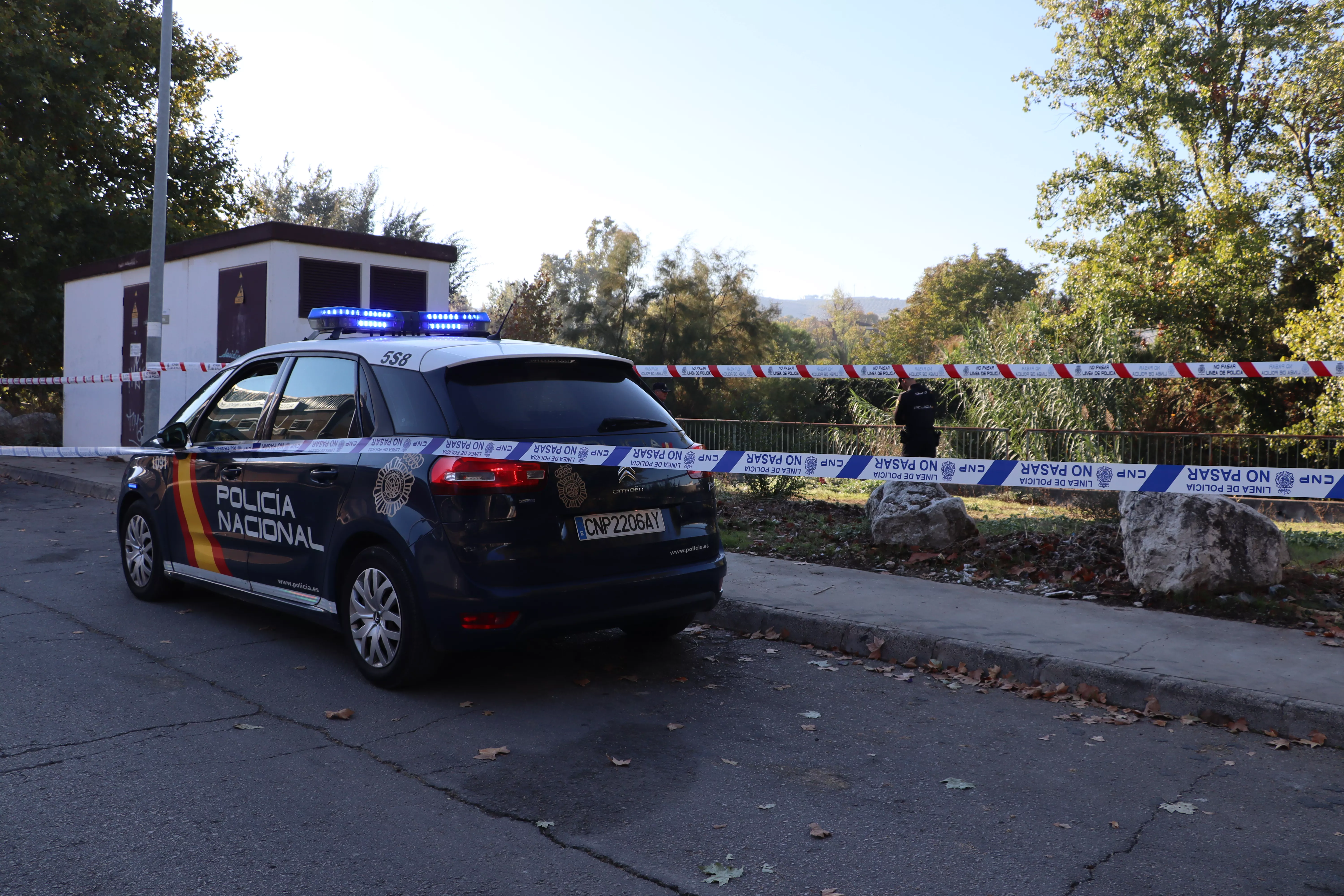 Efectivos policiales junto a la zona en la que fue hallado el cadáver