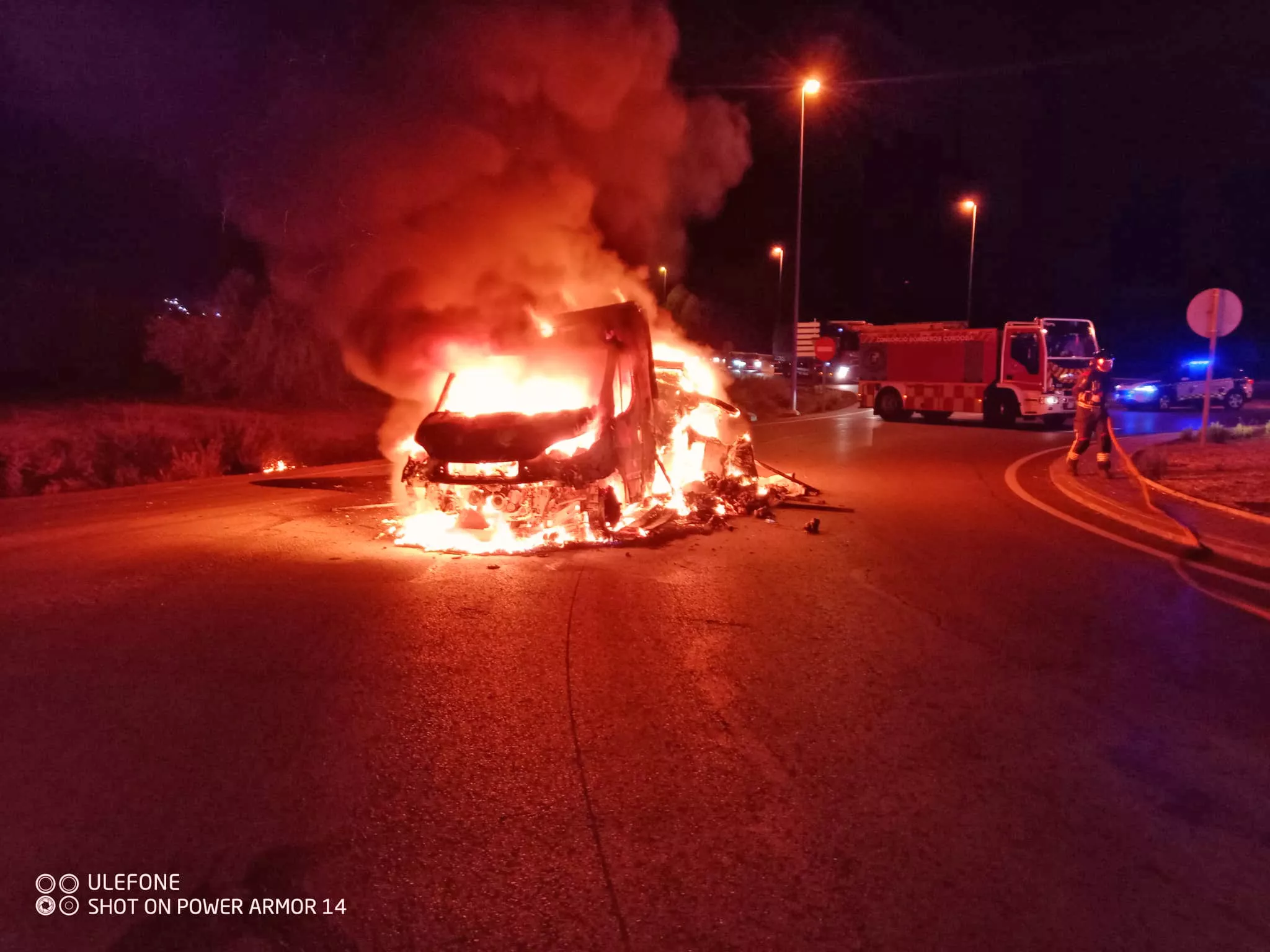 Una imagen del incendio que ha calcinado un camión cargado de pollo fresco en Lucena