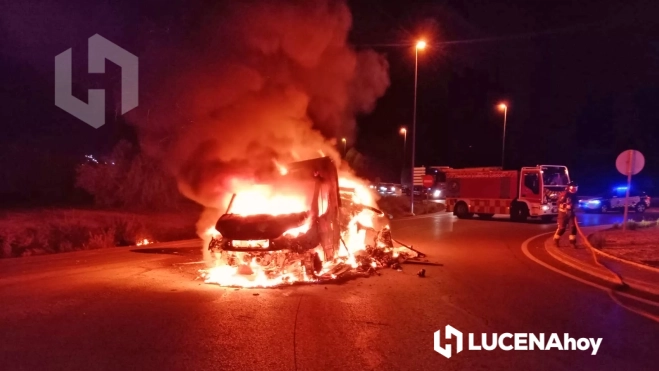 Una imagen del incendio que ha calcinado un camión cargado de pollo fresco en Lucena