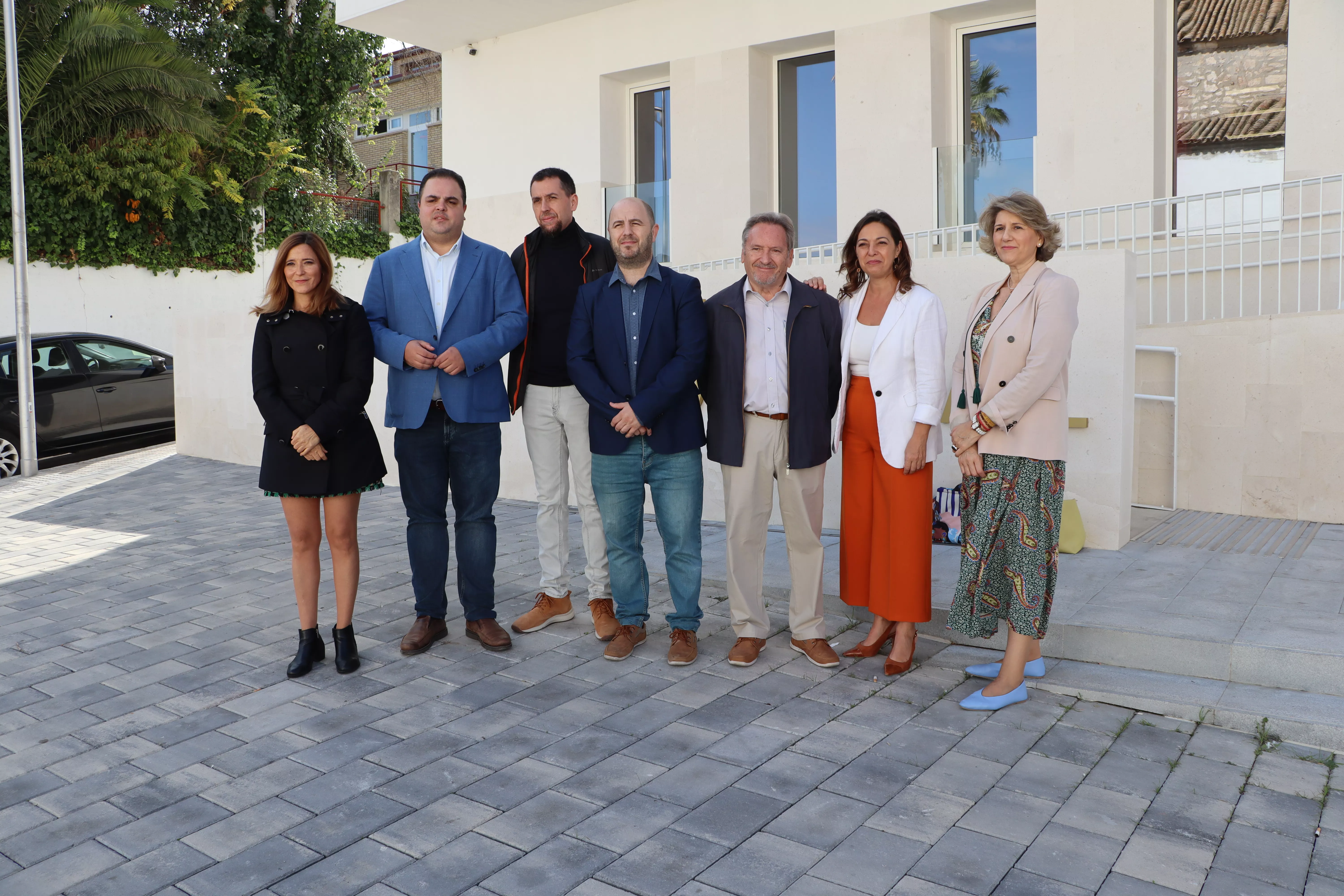 Los dos parlamentarios socialistas junto a miembros de la ejecutiva local a las puertas del Palacio de Justicia