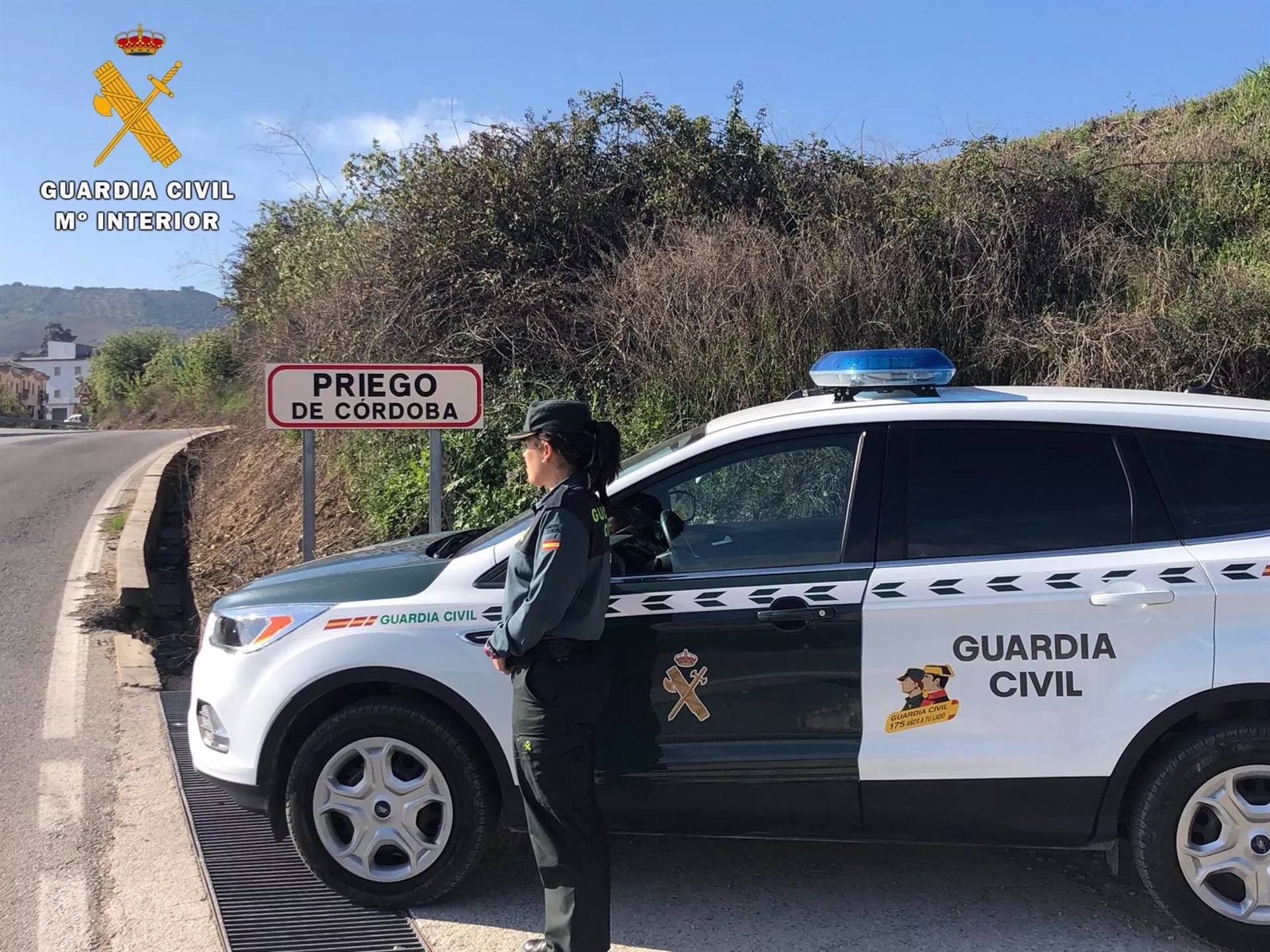 Una patrulla de la Guardia Civil a la entrada de Priego de Córdoba