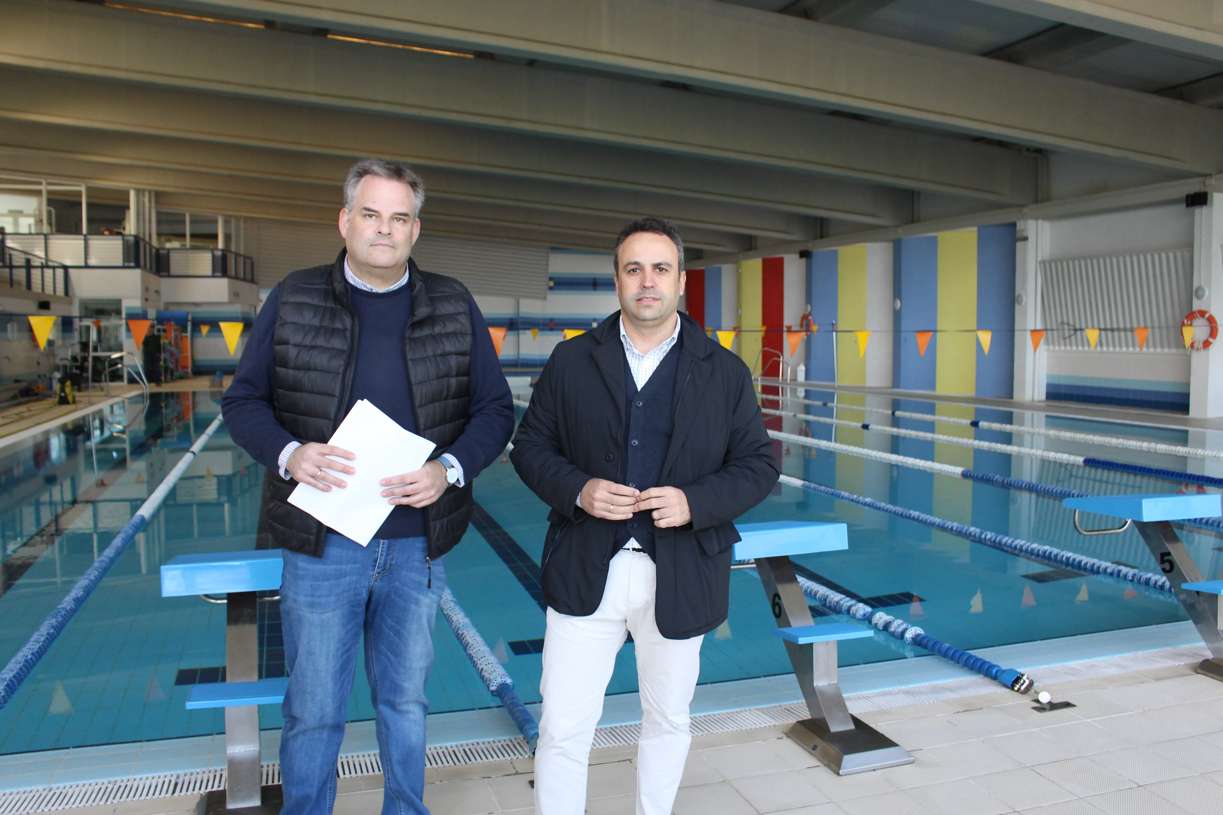 Ángel Novillo y Javier Pineda en las instalaciones de la Piscina Municipal