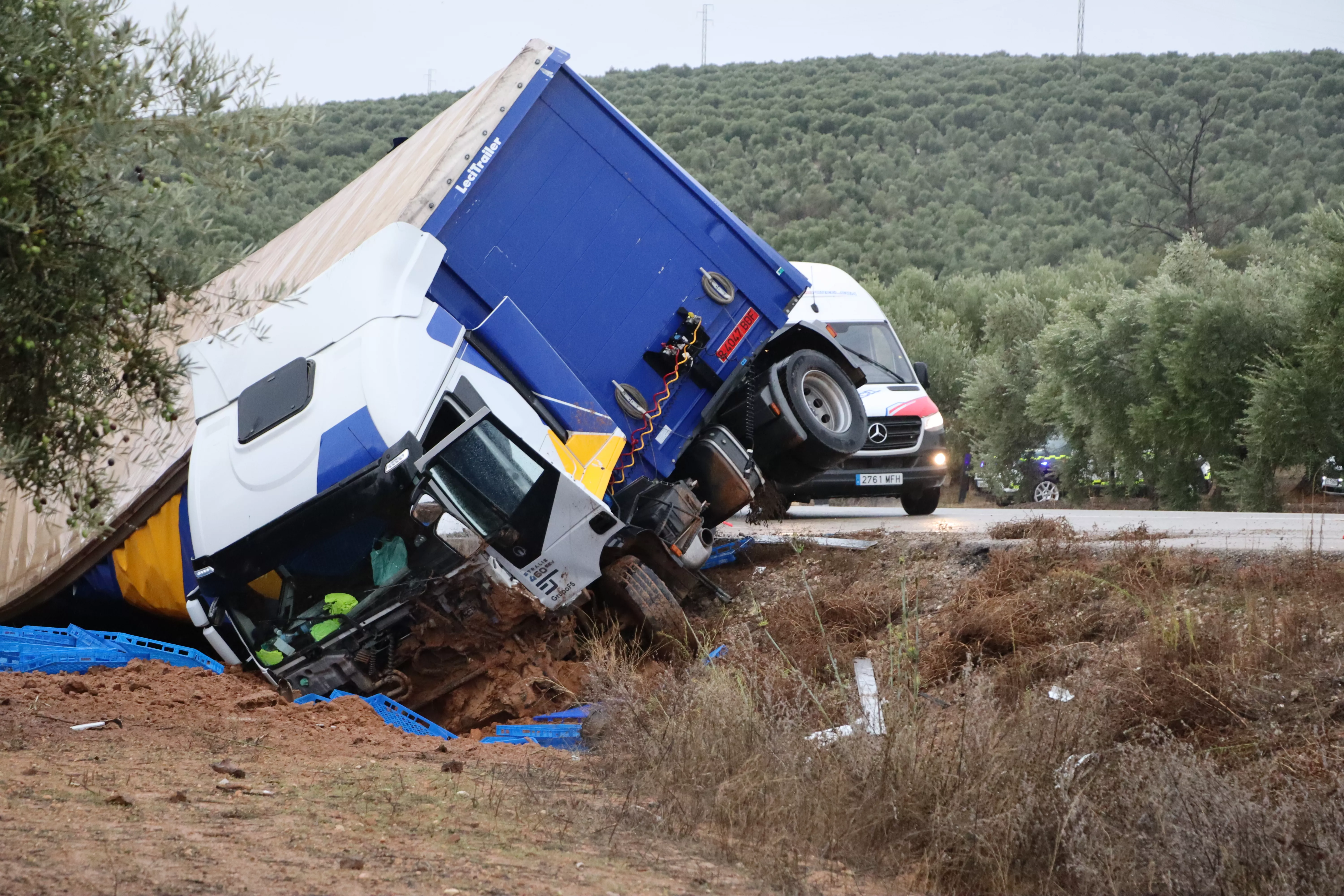 El camión volcado junto a la A318