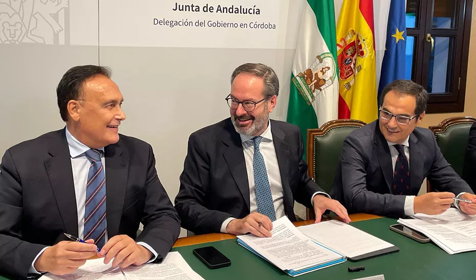 Los consejeros de Universidad y Justicia, José Carlos Gómez Villamandos y José Antonio Nieto, respectivamente, junto al delegado del Gobierno en Córdoba, Adolfo Molina, en el acto de presentación de los Presupuestos de 2025 para la provincia de Córdoba.