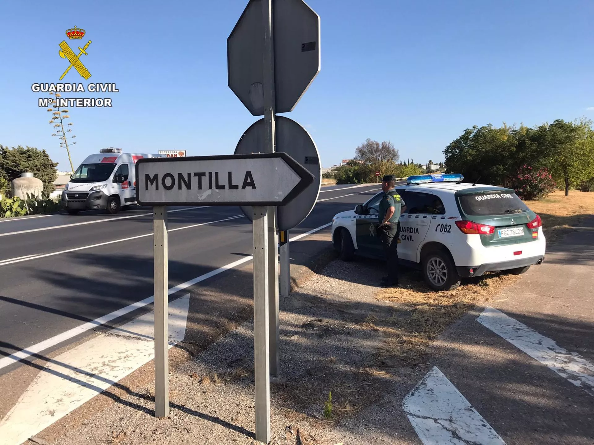 Una patrulla de Guardia Civil a la entrada de Montilla