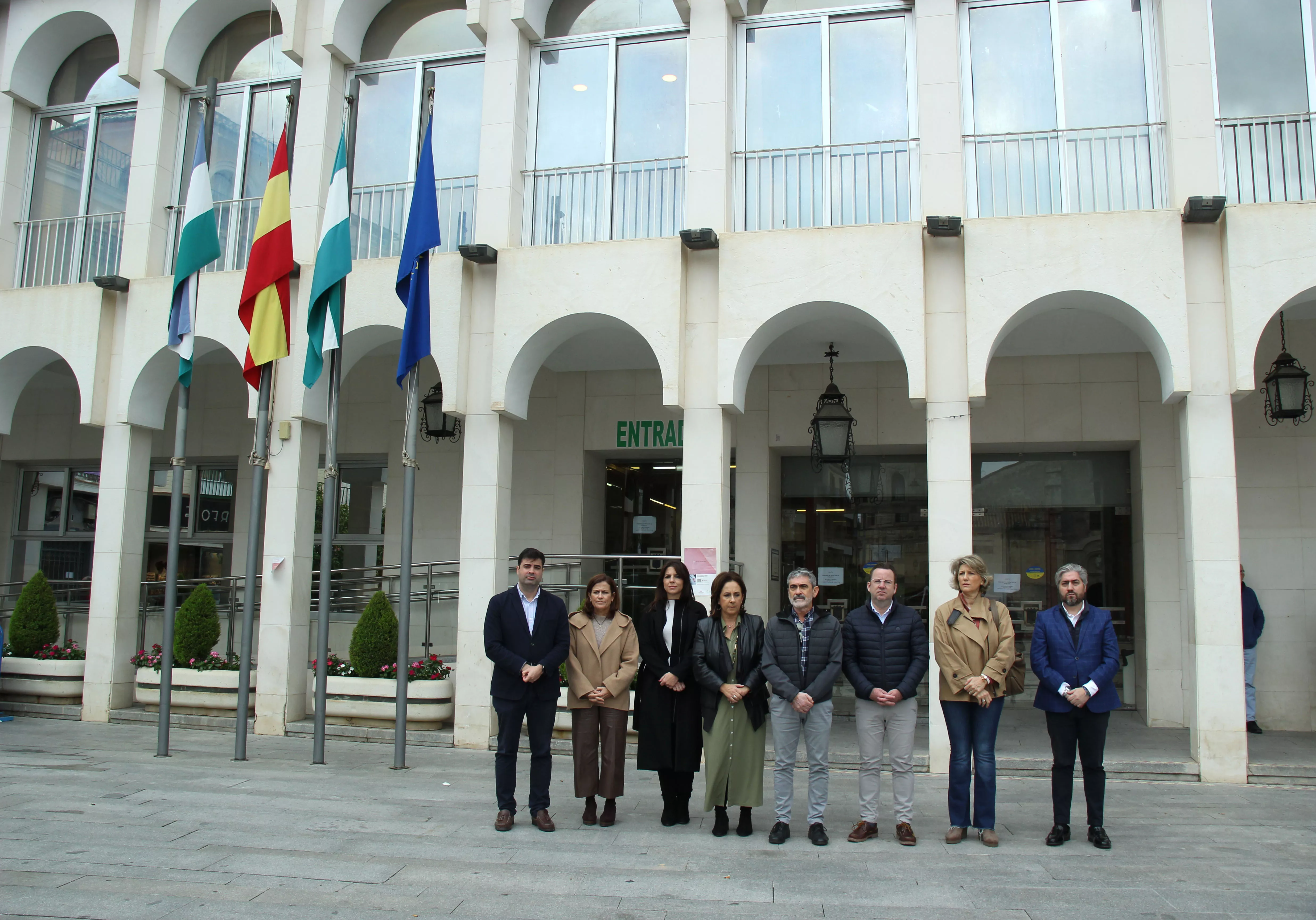 Miembros de la corporación durante el minuto de silencio en la Plaza Nueva