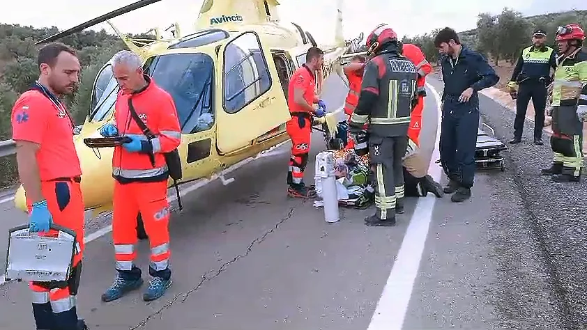 El herido es estabilizado por los servicios sanitarios junto al helicóptero que le ha trasladado a Córdoba