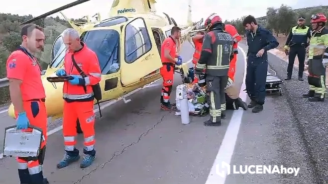 El herido es estabilizado por los servicios sanitarios junto al helicóptero que le ha trasladado a Córdoba