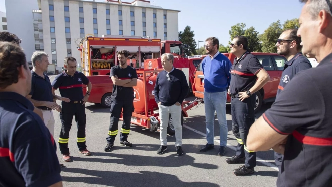 Parte del grupo de apoyo del Consorcio junto al presidente de la Diputación en la mañana de ayer, momentos antes de salir hacia Valencia