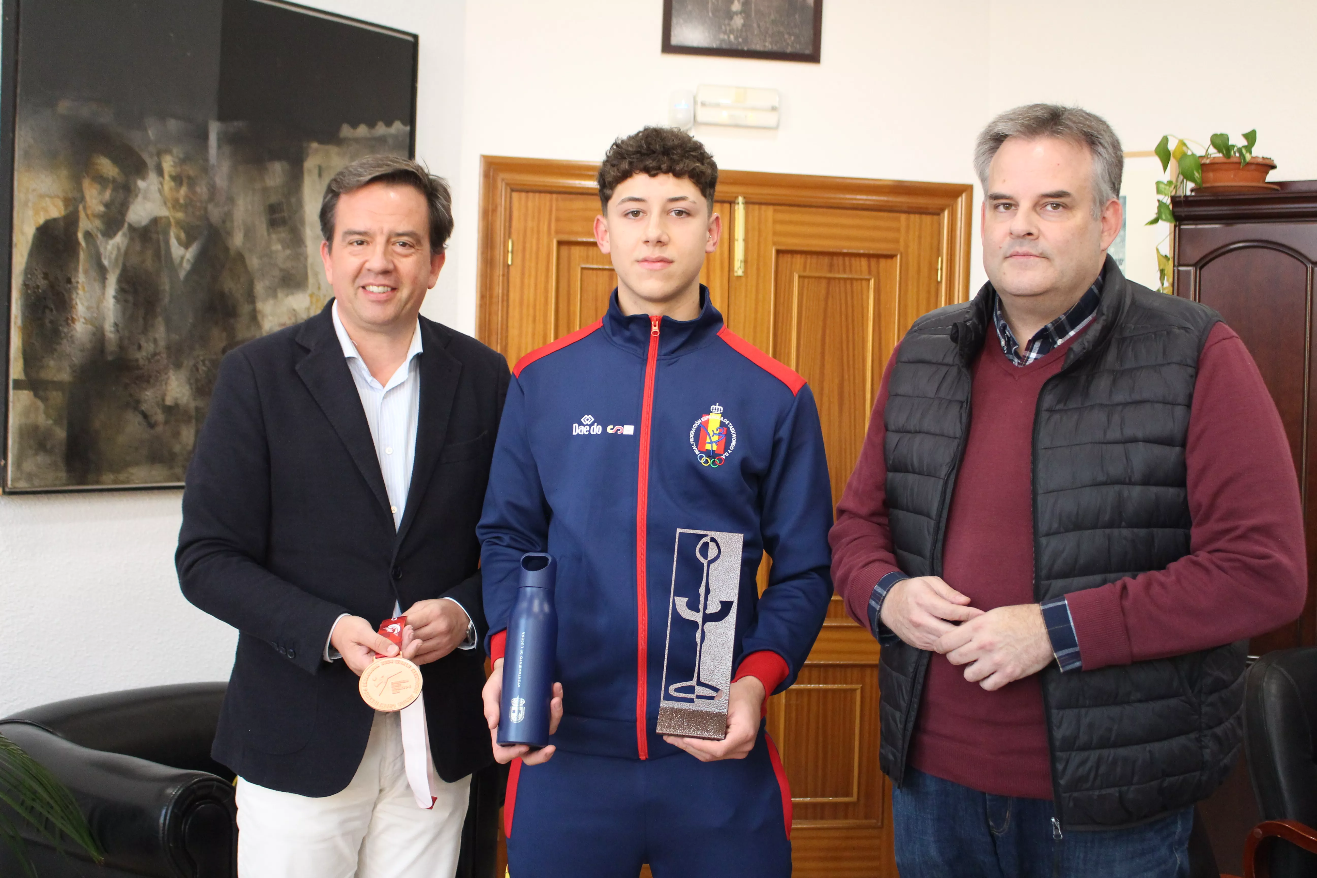 Jesús Pacheco junto al alcalde de Lucena, Aurelio Fernández, y el edil de Deportes, Ángel Novillo