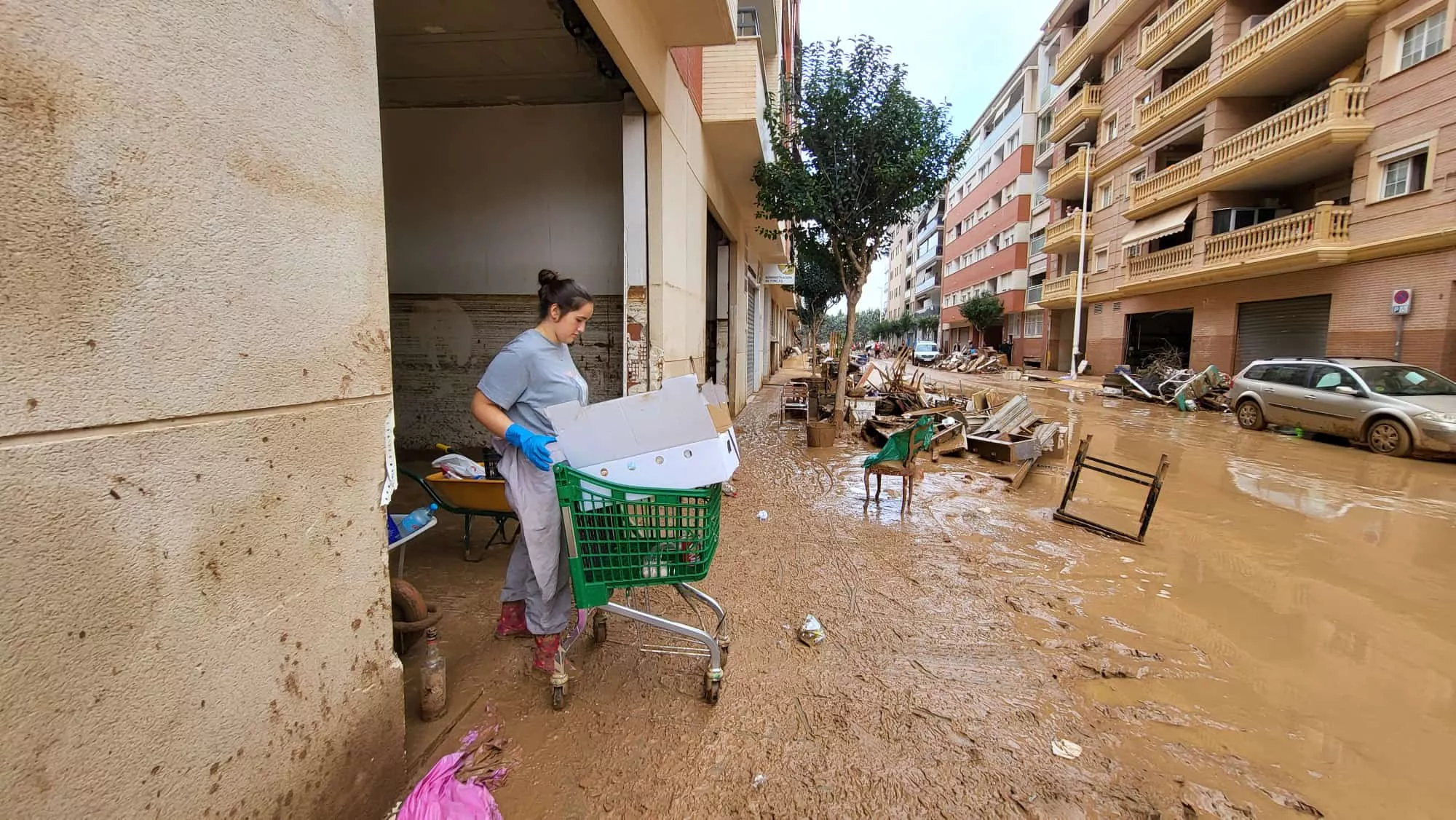 Un grupo de lucentinos colaboran en las tareas de limpieza en Valencia