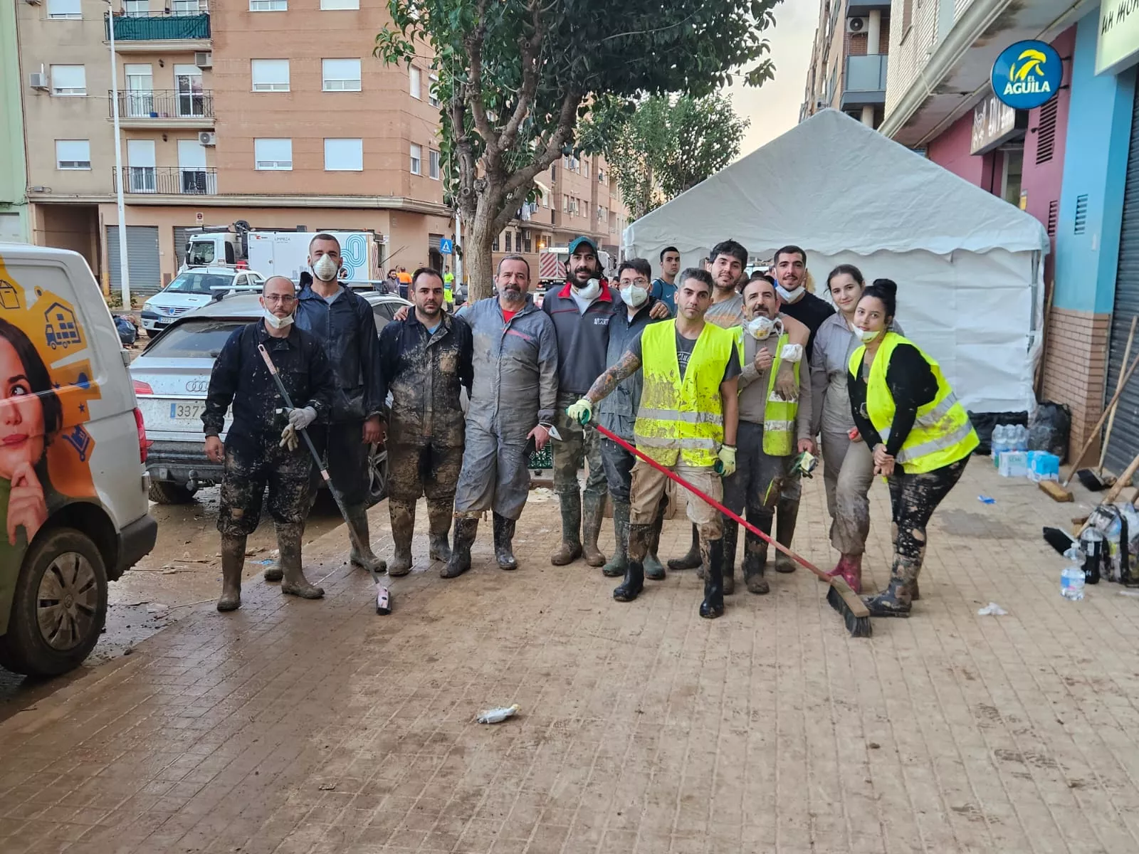 Un grupo de lucentinos colaboran en las tareas de limpieza en Valencia