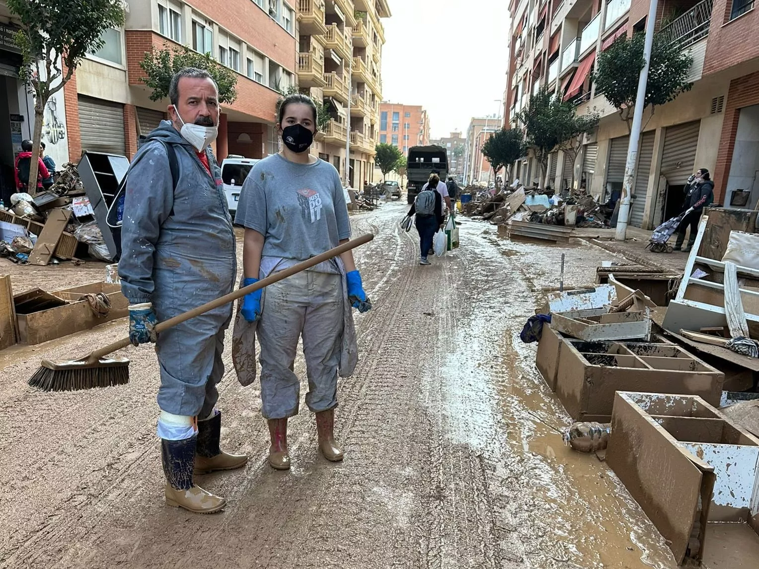 Un grupo de lucentinos colaboran en las tareas de limpieza en Valencia