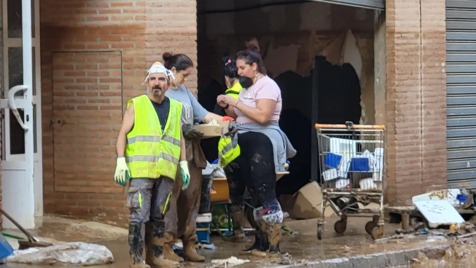 Un grupo de lucentinos colaboran en las tareas de limpieza en Valencia