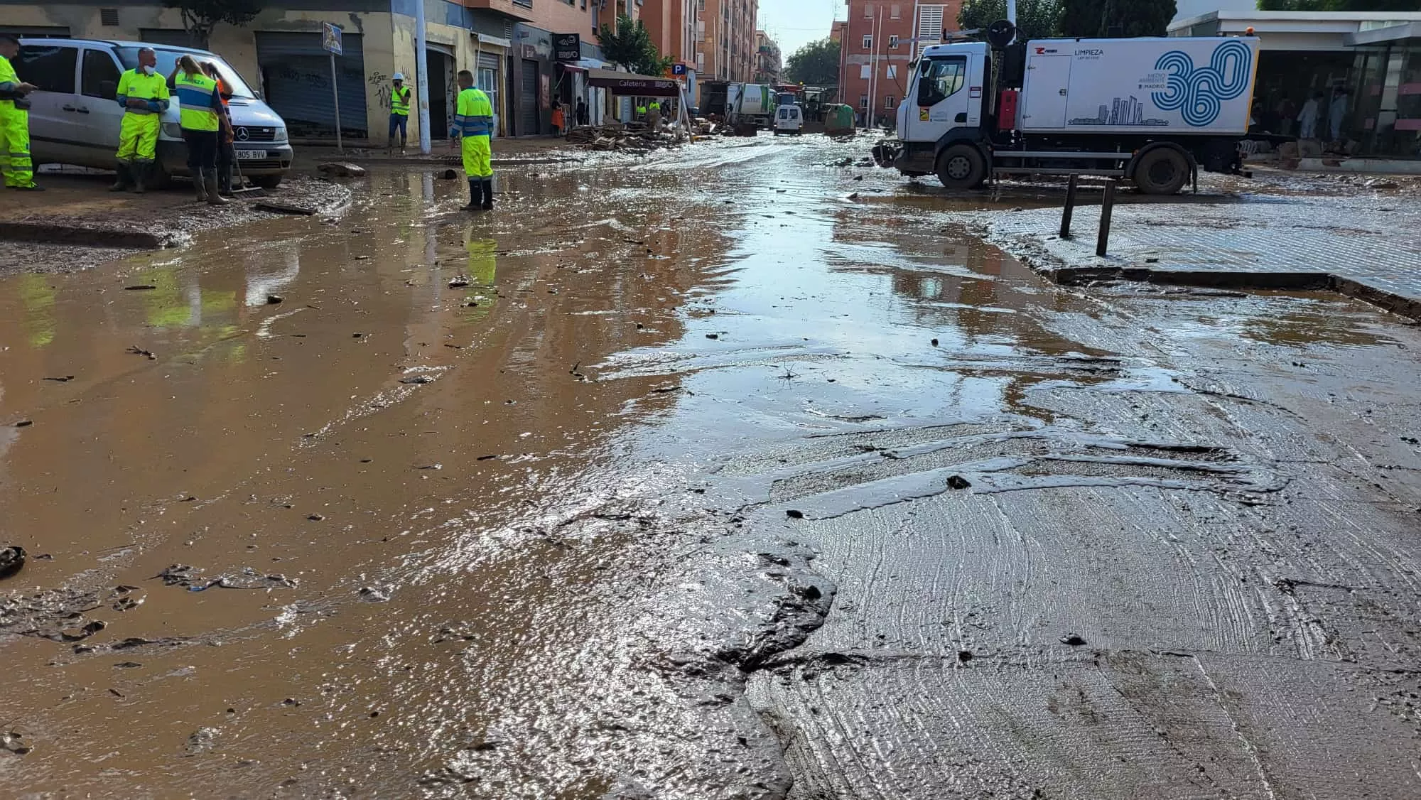 Un grupo de lucentinos colaboran en las tareas de limpieza en Valencia