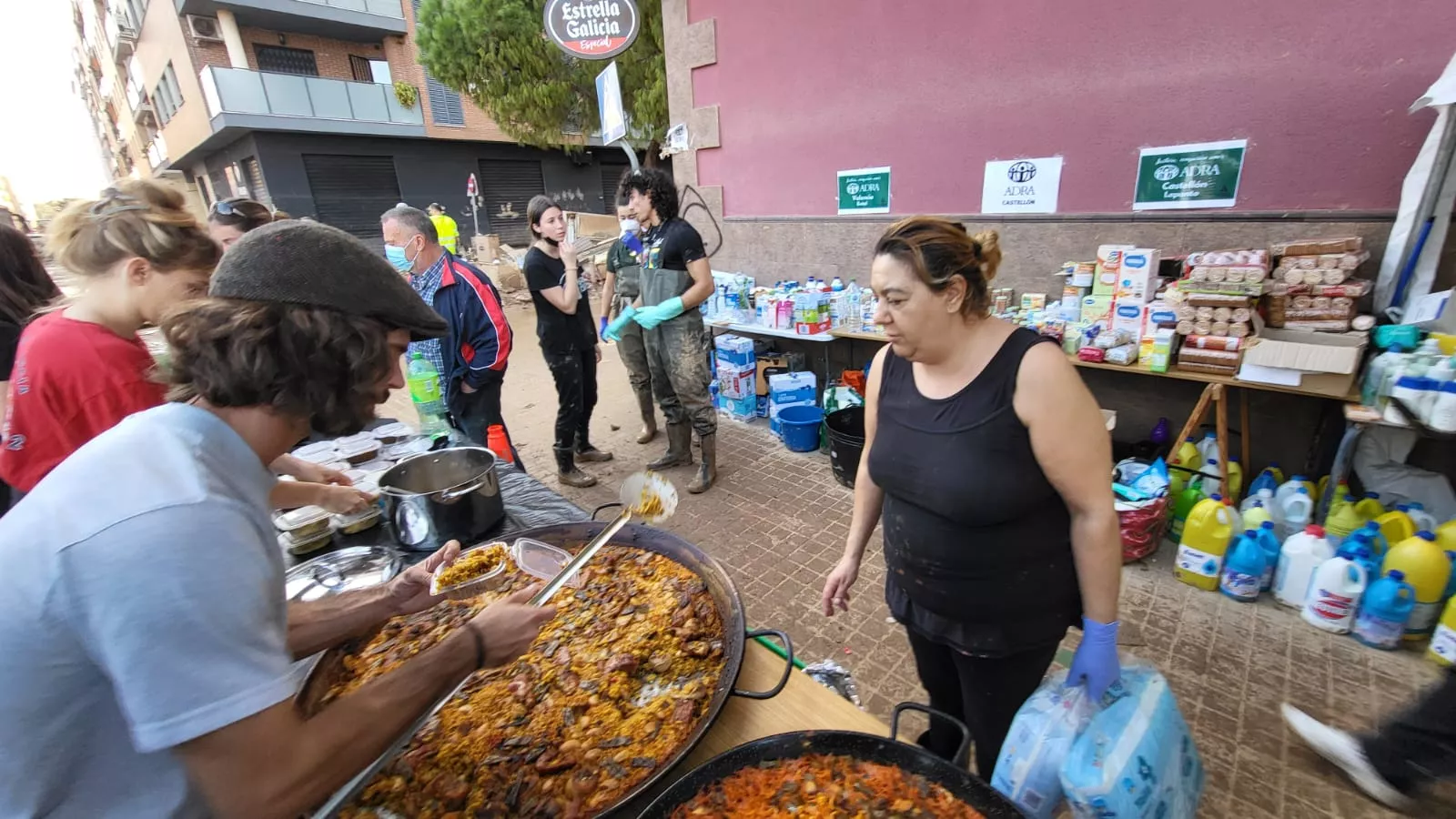 Un grupo de lucentinos colaboran en las tareas de limpieza en Valencia