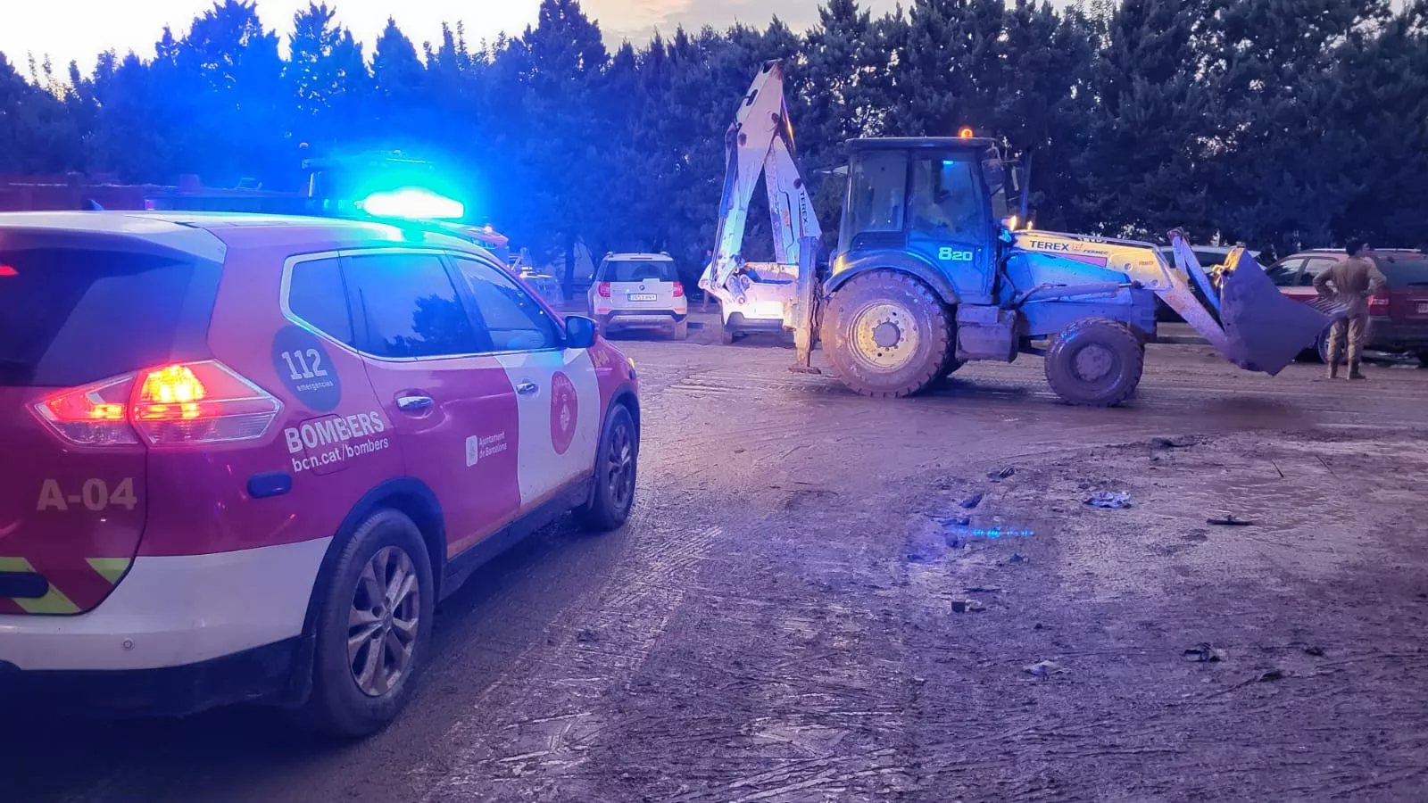 Un grupo de lucentinos colaboran en las tareas de limpieza en Valencia