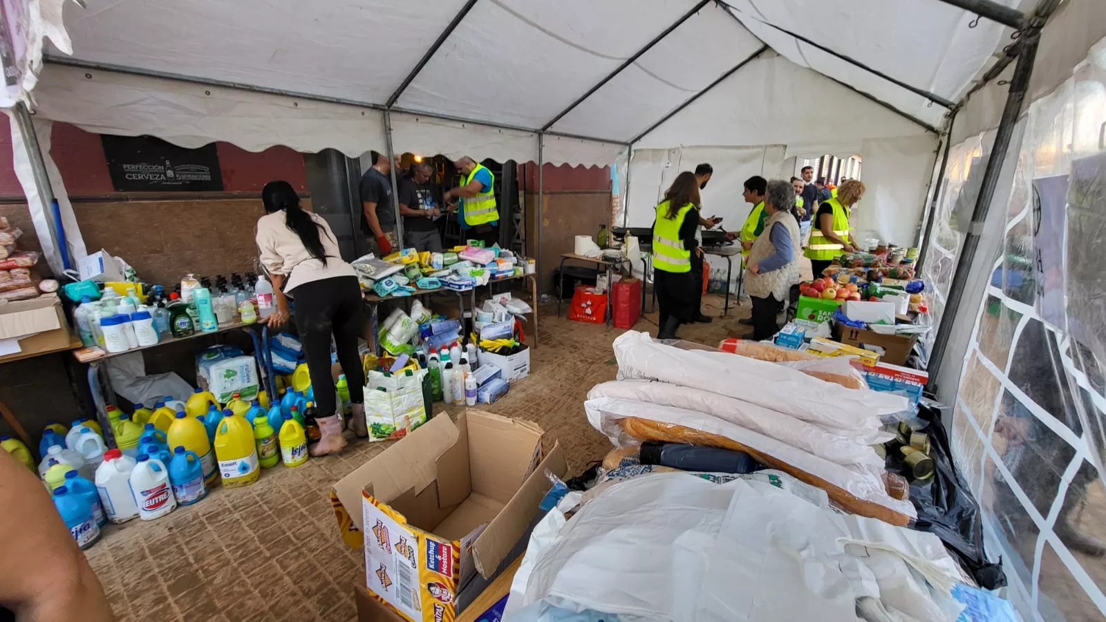 Un grupo de lucentinos colaboran en las tareas de limpieza en Valencia