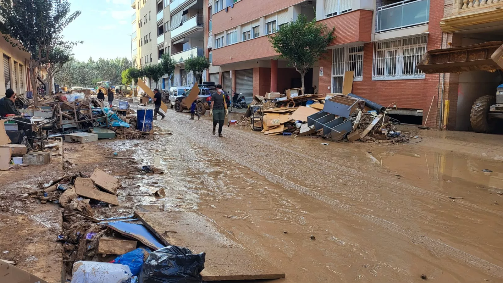 Un grupo de lucentinos colaboran en las tareas de limpieza en Valencia