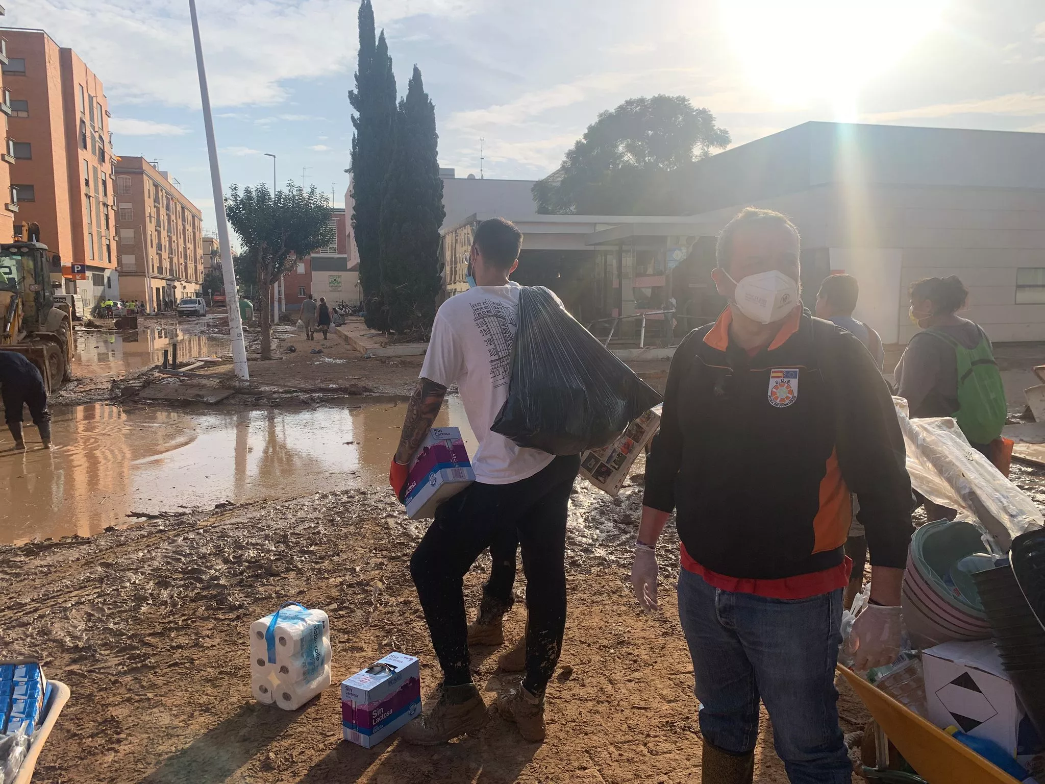 Un grupo de lucentinos colaboran en las tareas de limpieza en Valencia