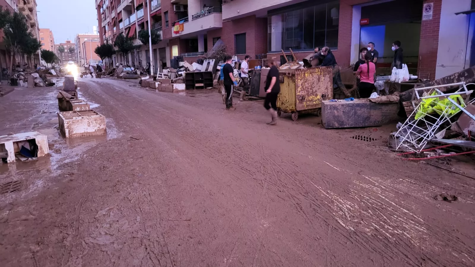 Un grupo de lucentinos colaboran en las tareas de limpieza en Valencia