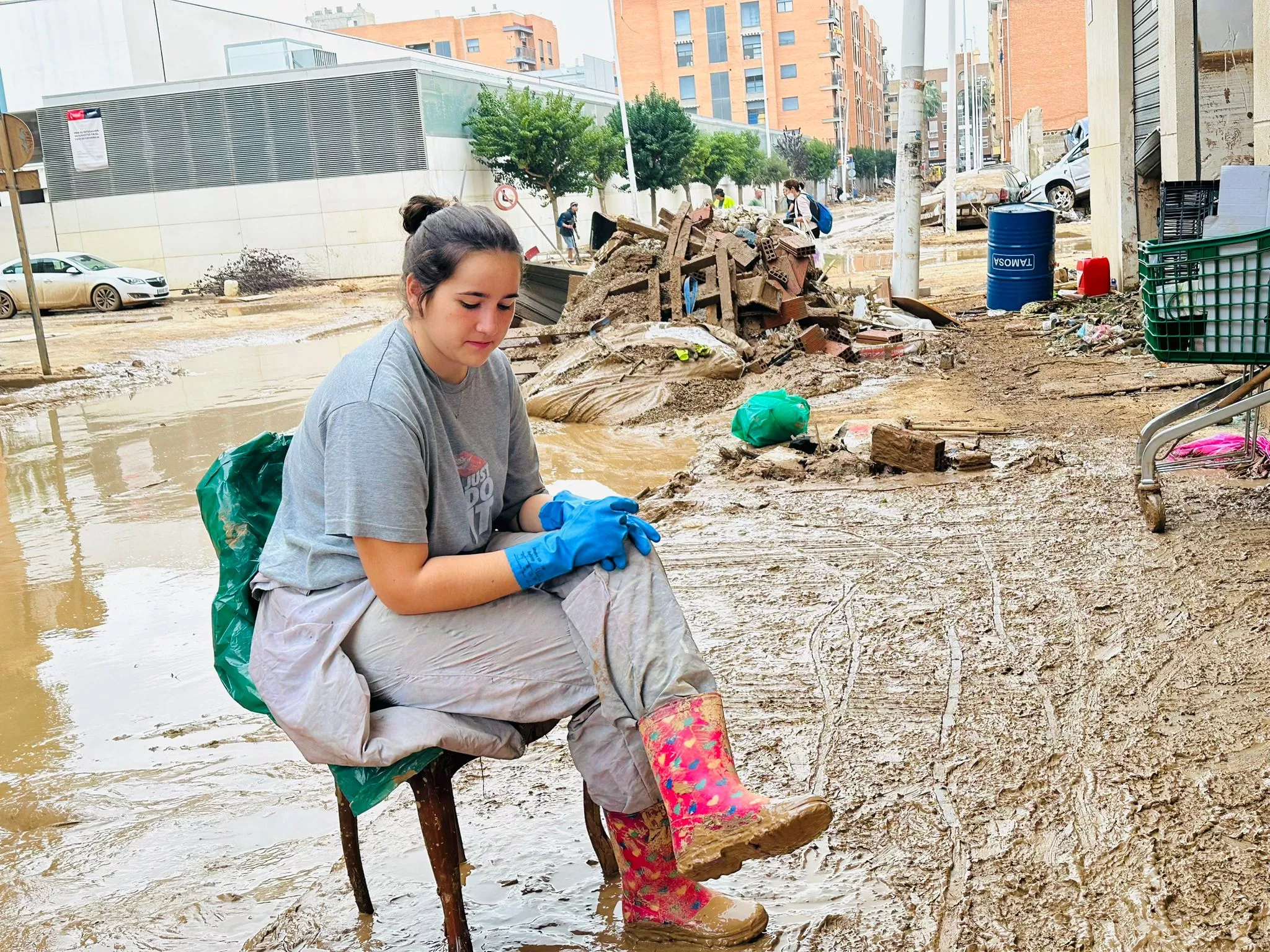 Un grupo de lucentinos colaboran en las tareas de limpieza en Valencia