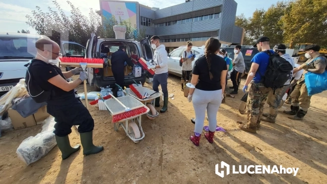 Un grupo de lucentinos colaboran en las tareas de limpieza en Valencia