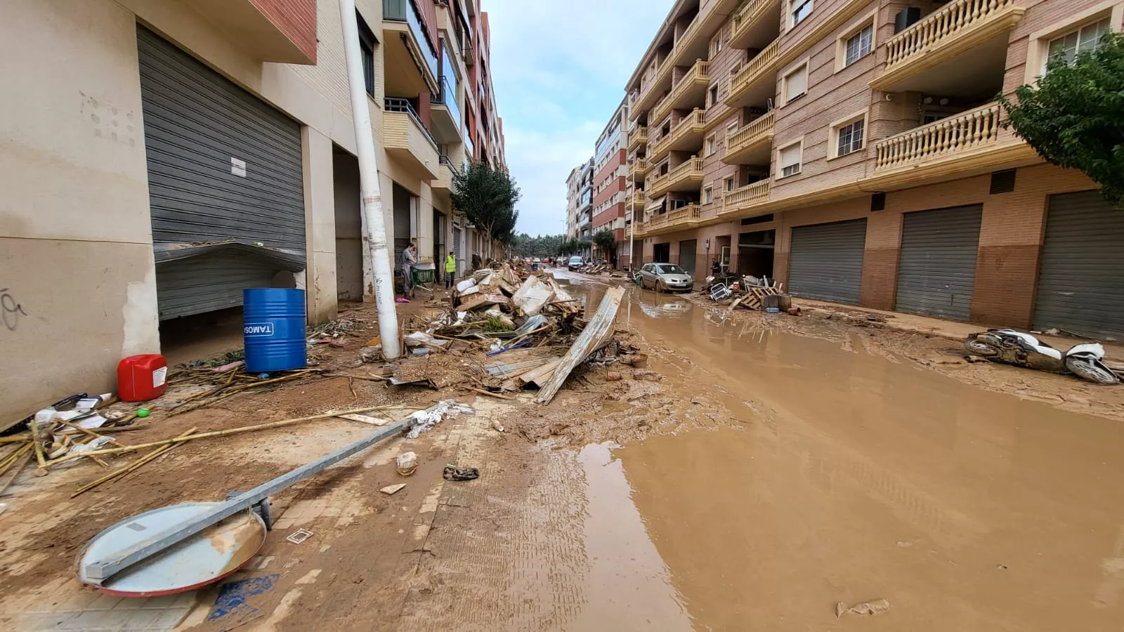 Un grupo de lucentinos colaboran en las tareas de limpieza en Valencia