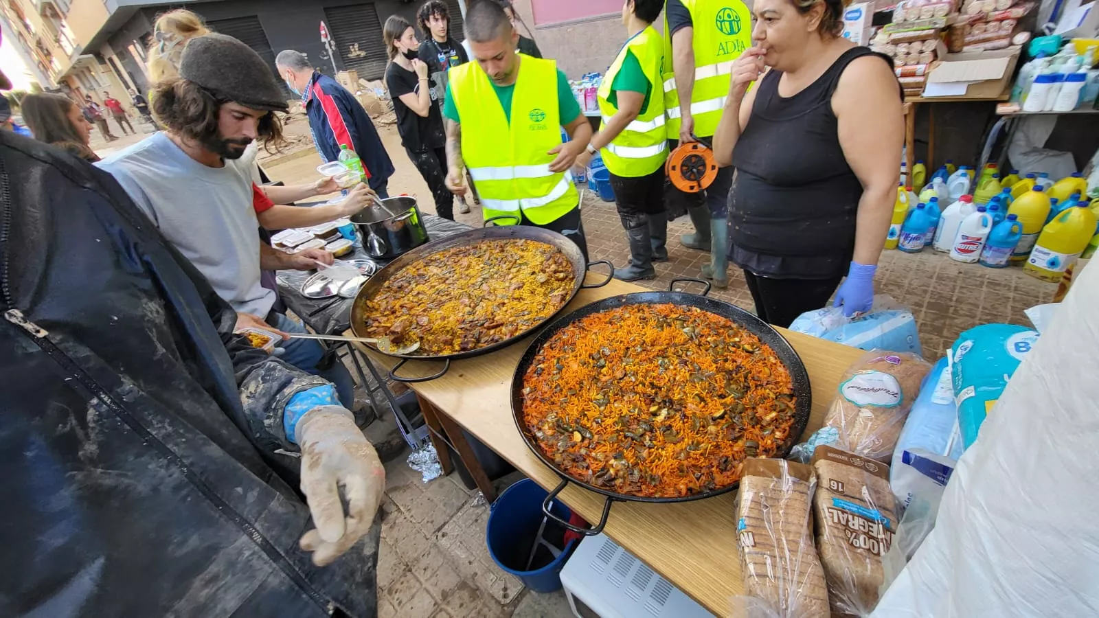 Un grupo de lucentinos colaboran en las tareas de limpieza en Valencia