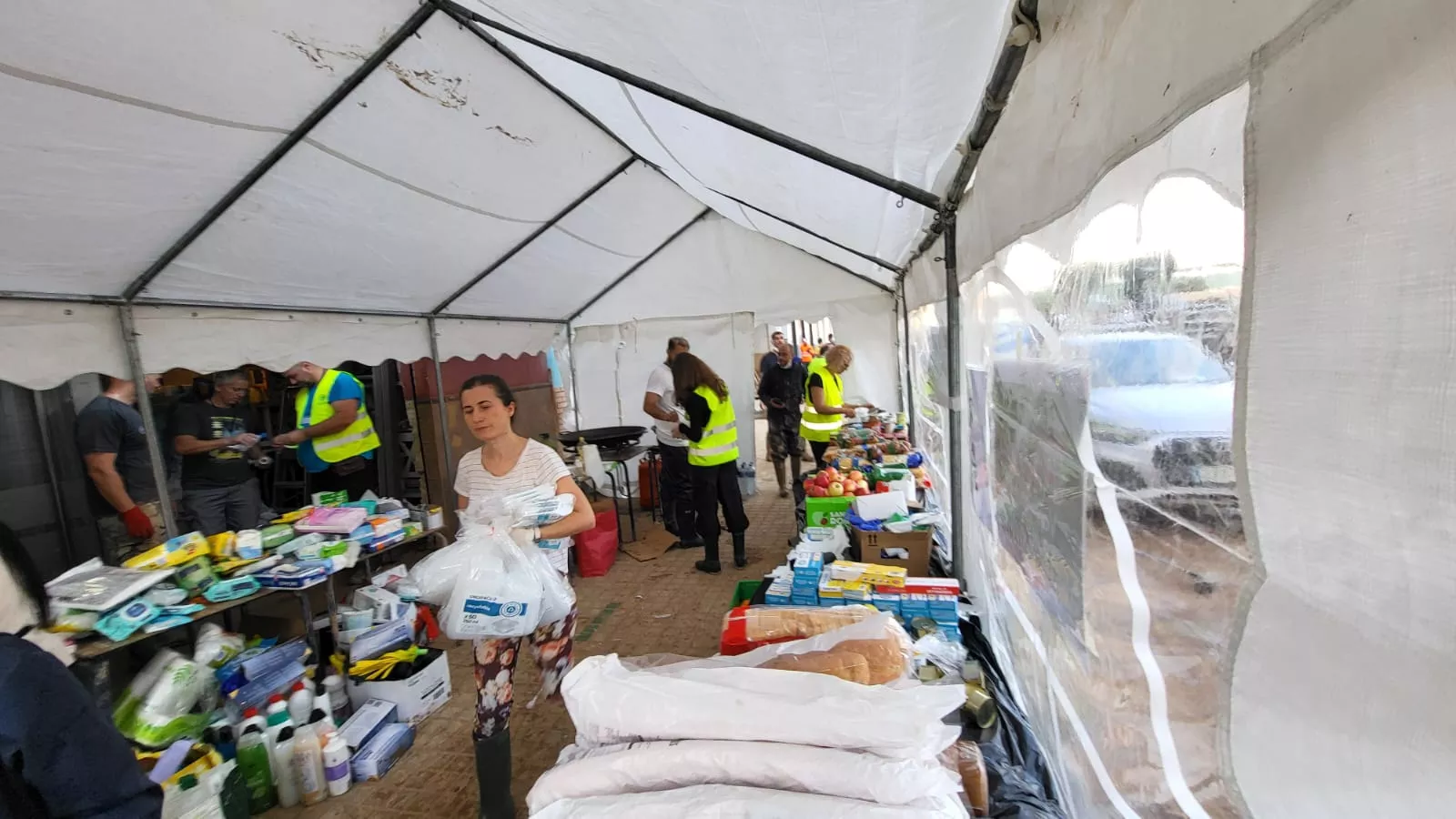 Un grupo de lucentinos colaboran en las tareas de limpieza en Valencia