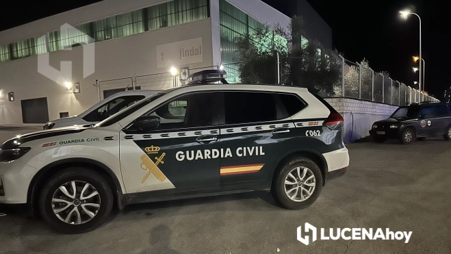 Vehículos de la Guardia Civil y Guardas Rurales, esta noche, en la zona en la que había desaparecido este vecino de Encinas Reales