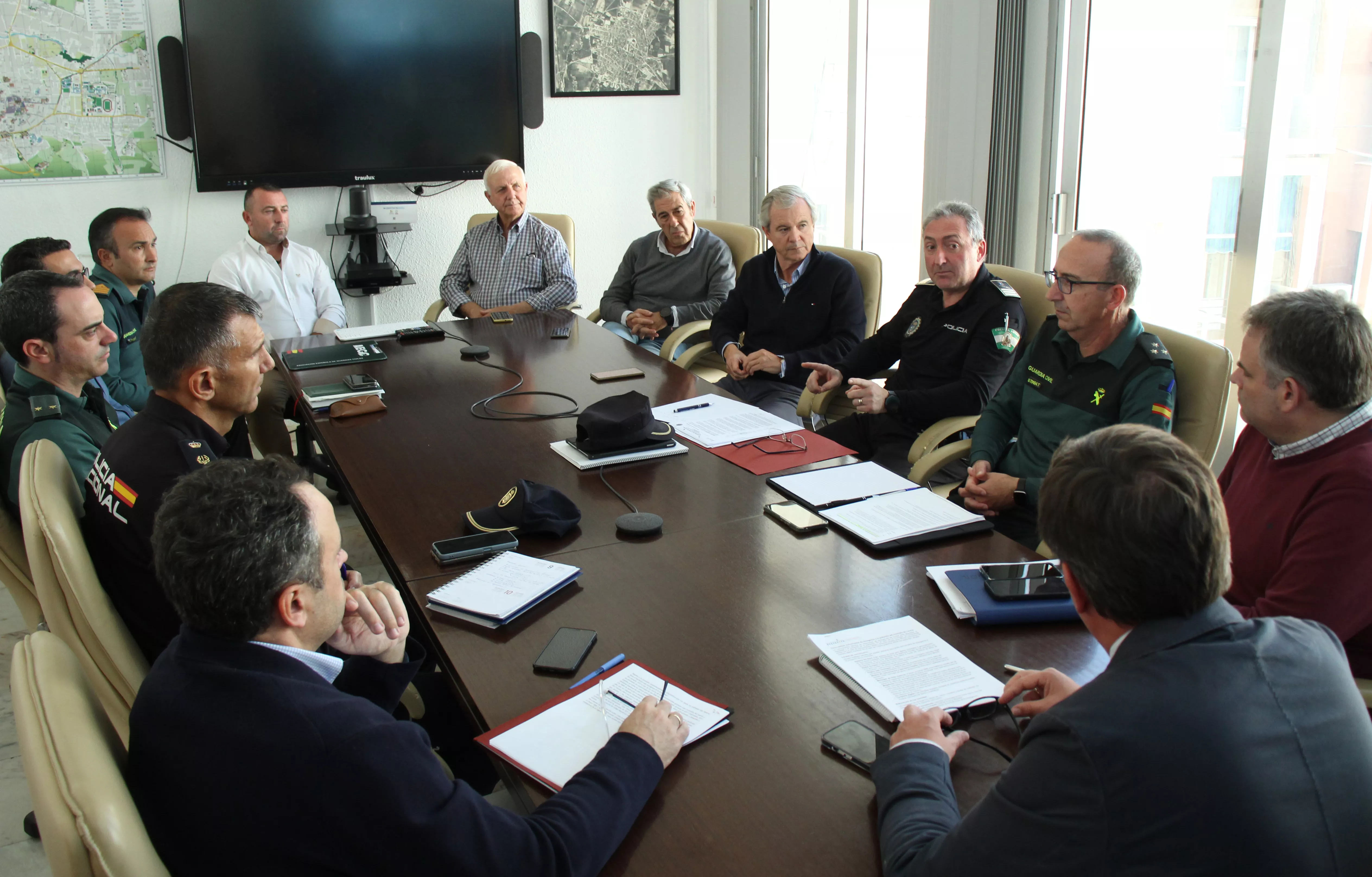 Reunión mantenida en el Ayuntamiento para la vigilancia del campo lucentino durante la campaña olivarera