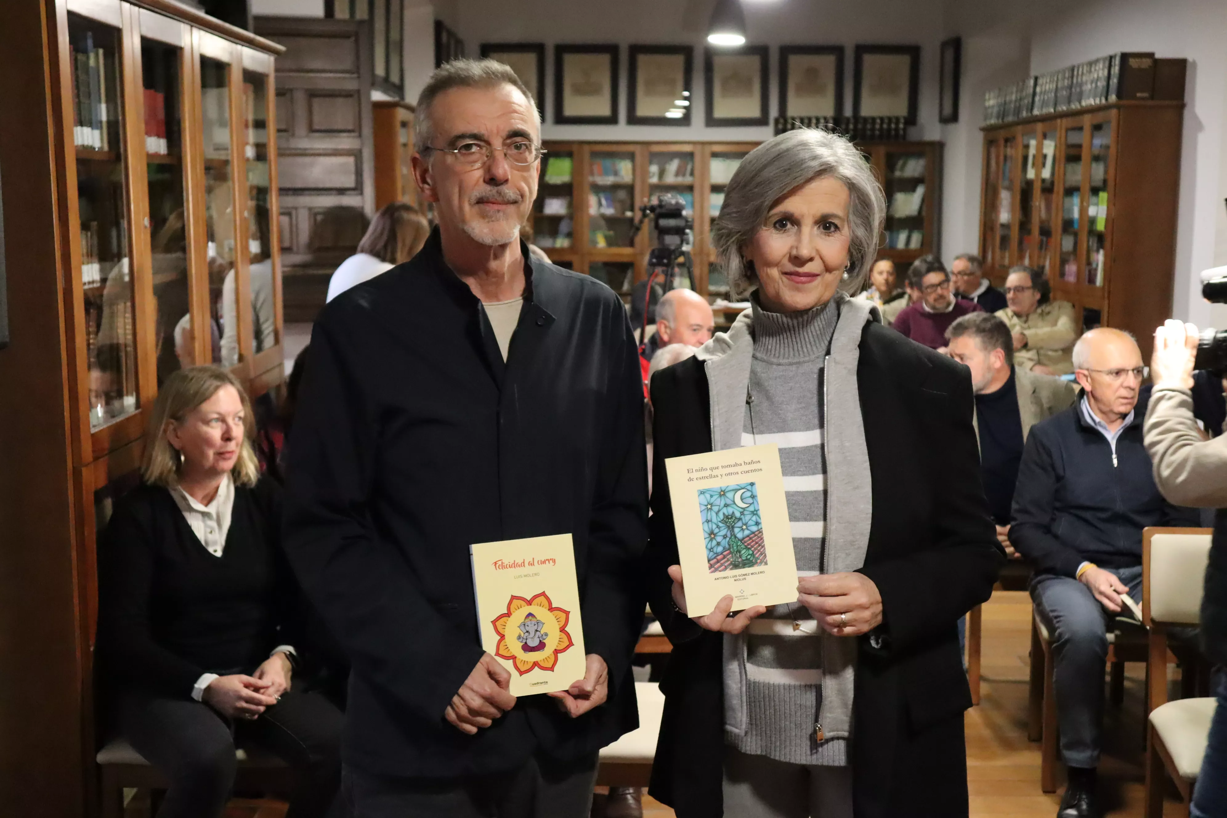 Antonio Luis Gómez Molero presenta su obra 'Felicidad al curry' junto con Mª Teresa Ferrer, directora de la Biblioteca Municipal