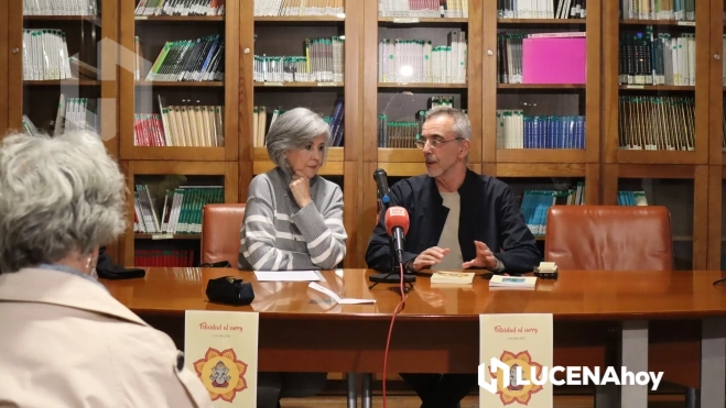 Antonio Luis Gómez Molero presenta su obra 'Felicidad al curry' junto con Mª Teresa Ferrer, directora de la Biblioteca Municipal