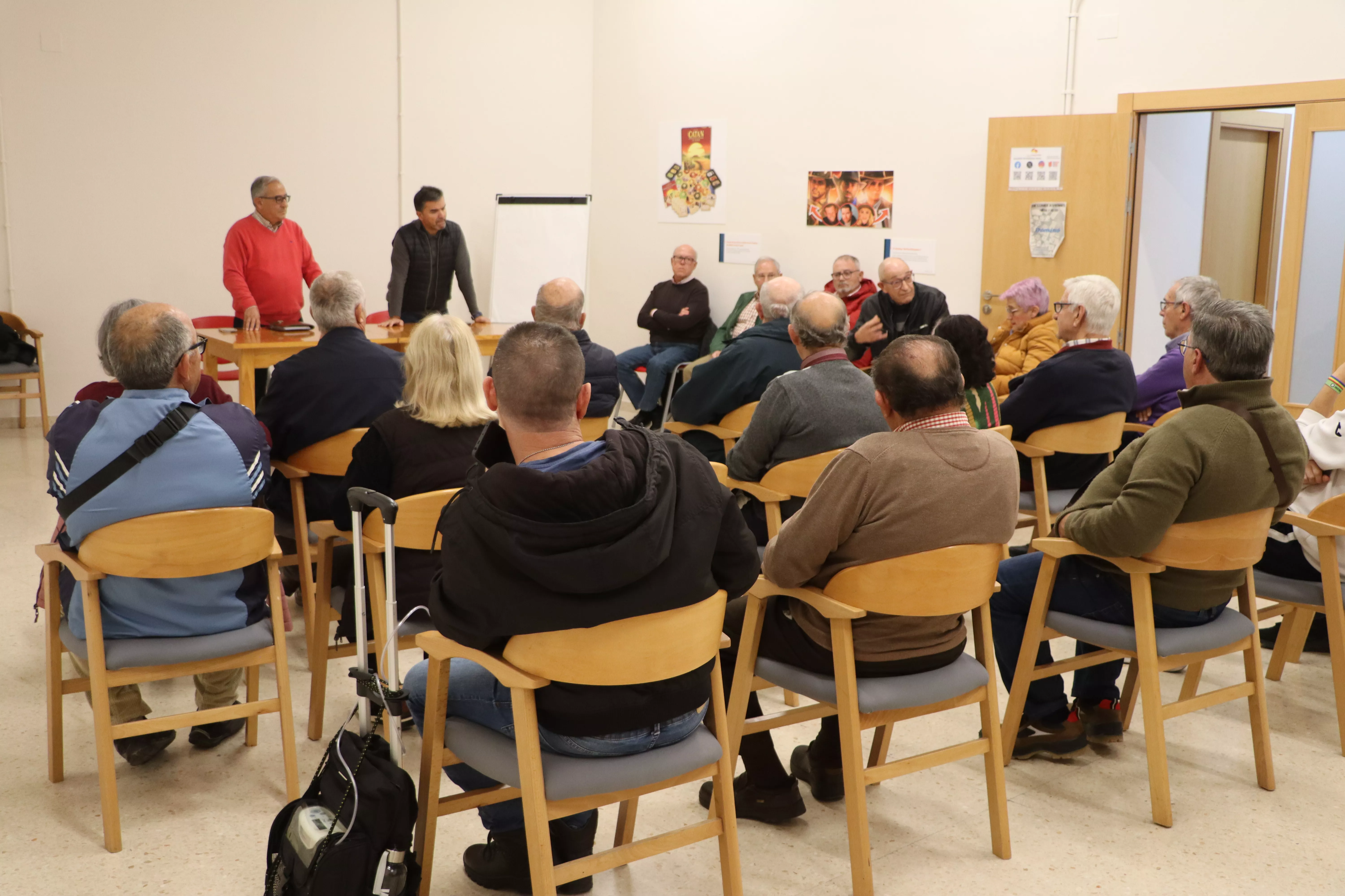 Reunión mantenida esta tarde por las plataformas con representantes vecinales en el Centro Social Municipal "El Valle"