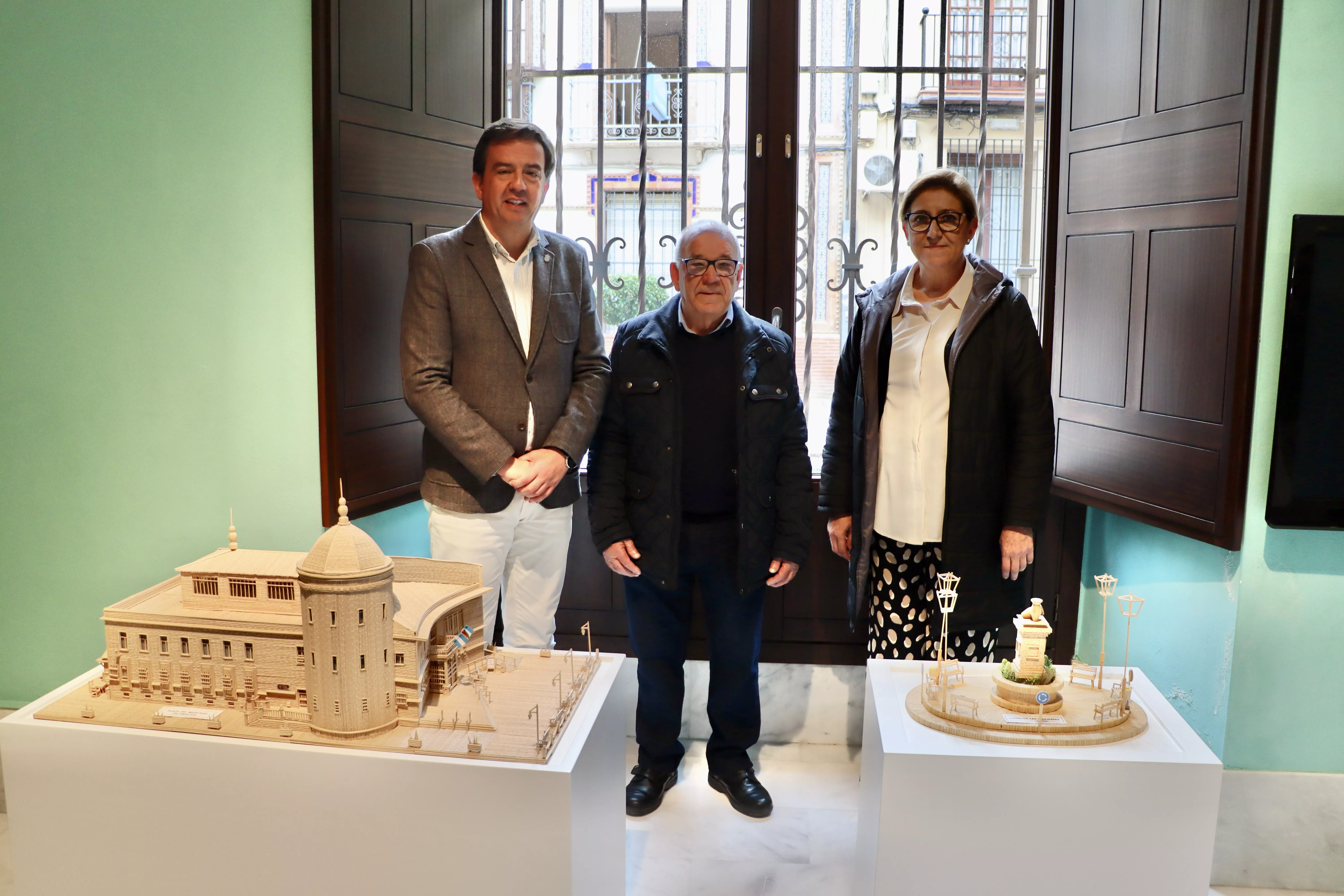 Aurelio Fernández y Charo Valverde junto a  José Muñoz Aguilar, autor de las maquetas