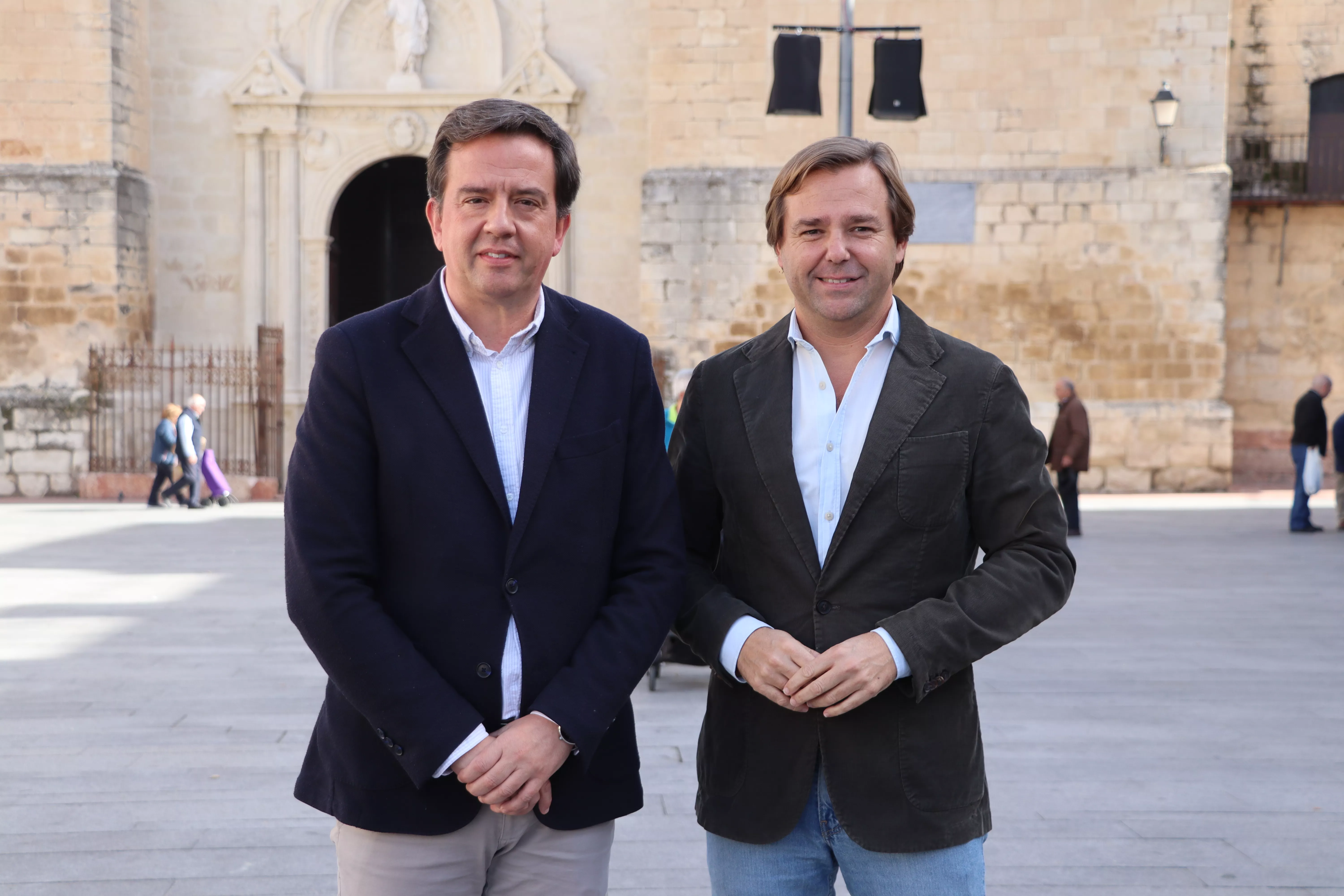 Aurelio Fernández y Antonio Repullo en la Plaza Nueva, esta mañana