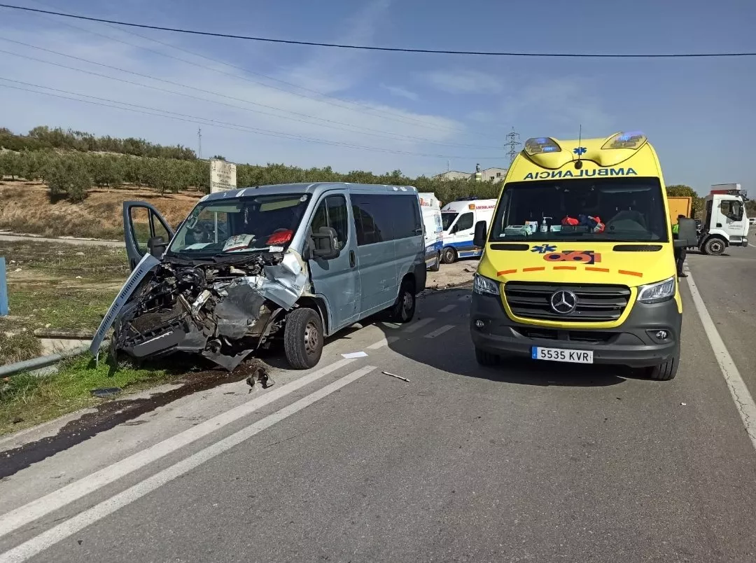 Uno de los vehículos implicados en el accidente junto a la ambulancia del 061. Foto: 061 Córdoba