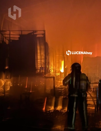 Un bombero durante las tareas de extinción