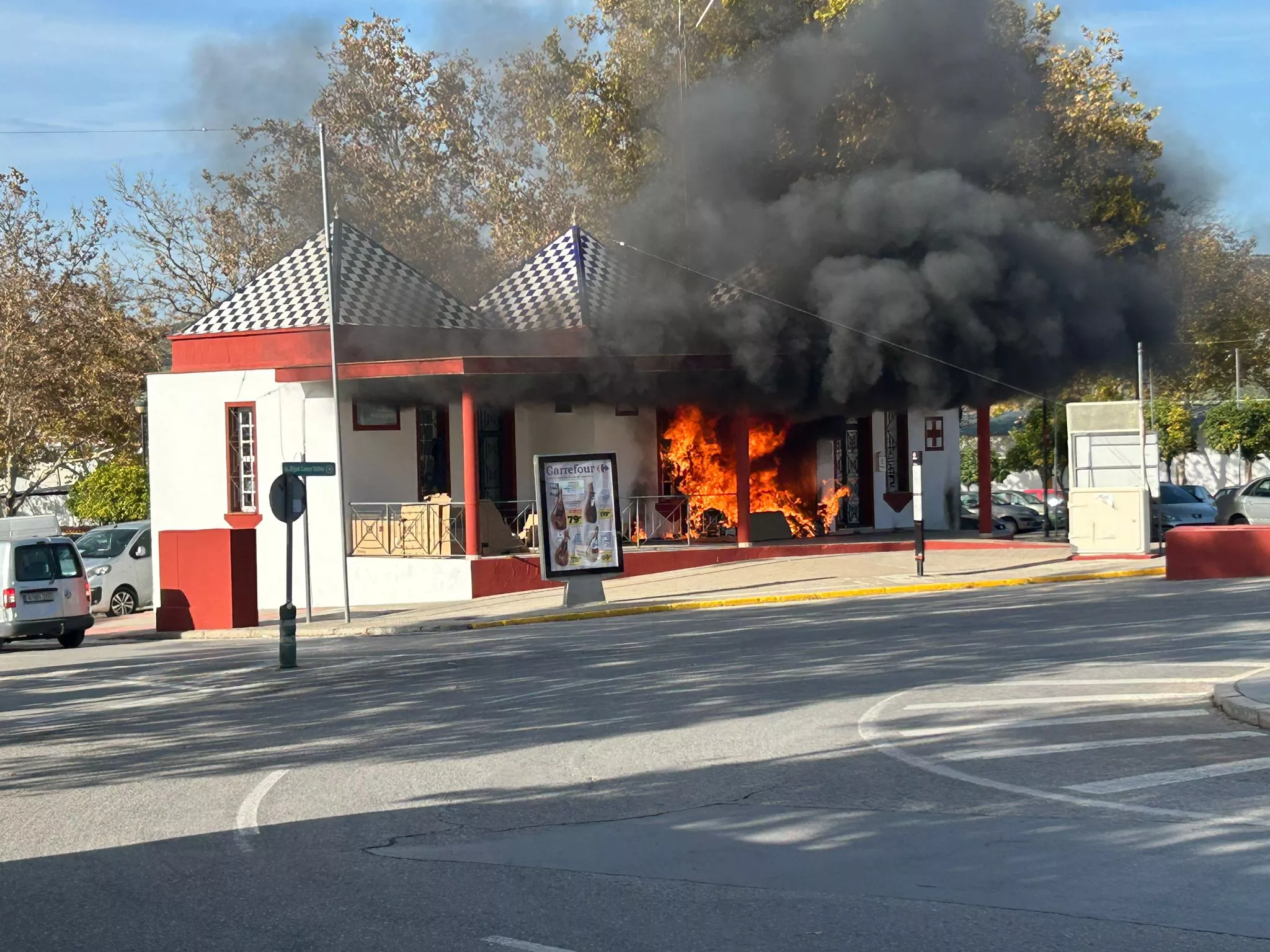 Arde parte del asentamiento de temporeros instalado en los soportales de las casetas de servicios básicos del recinto ferial